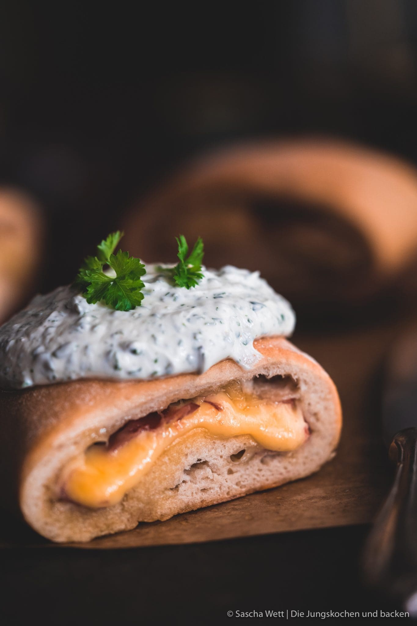 Handbrot – Weihnachtsmarktklassiker für Zuhause 4 Handbrot 2 | Wenn wir an die Weihnachtszeit denken, kommen uns sofort unsere Weihnachtsmärkte in den Sinn: Der Duft von Glühwein und gebrannten Mandeln, das Leuchten der Lichterketten überall – und natürlich der unwiderstehliche Geruch von frisch gebackenem Handbrot!