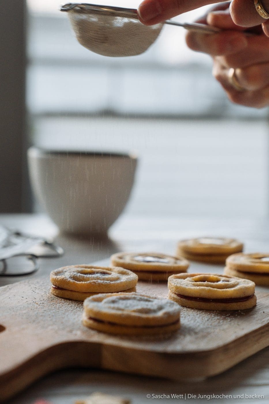 Rezept für leckere Spitzbuben ohne Haselnüsse! Aber dafür mit eurer Lieblingsmarmelade, Nougatcreme oder einer anderen spannenden Füllung. Schnell gemacht und ein absoluter Weihnachtsklassiker! #weihnachtsbäckerei #plätzchen #diejungskochenundbacken