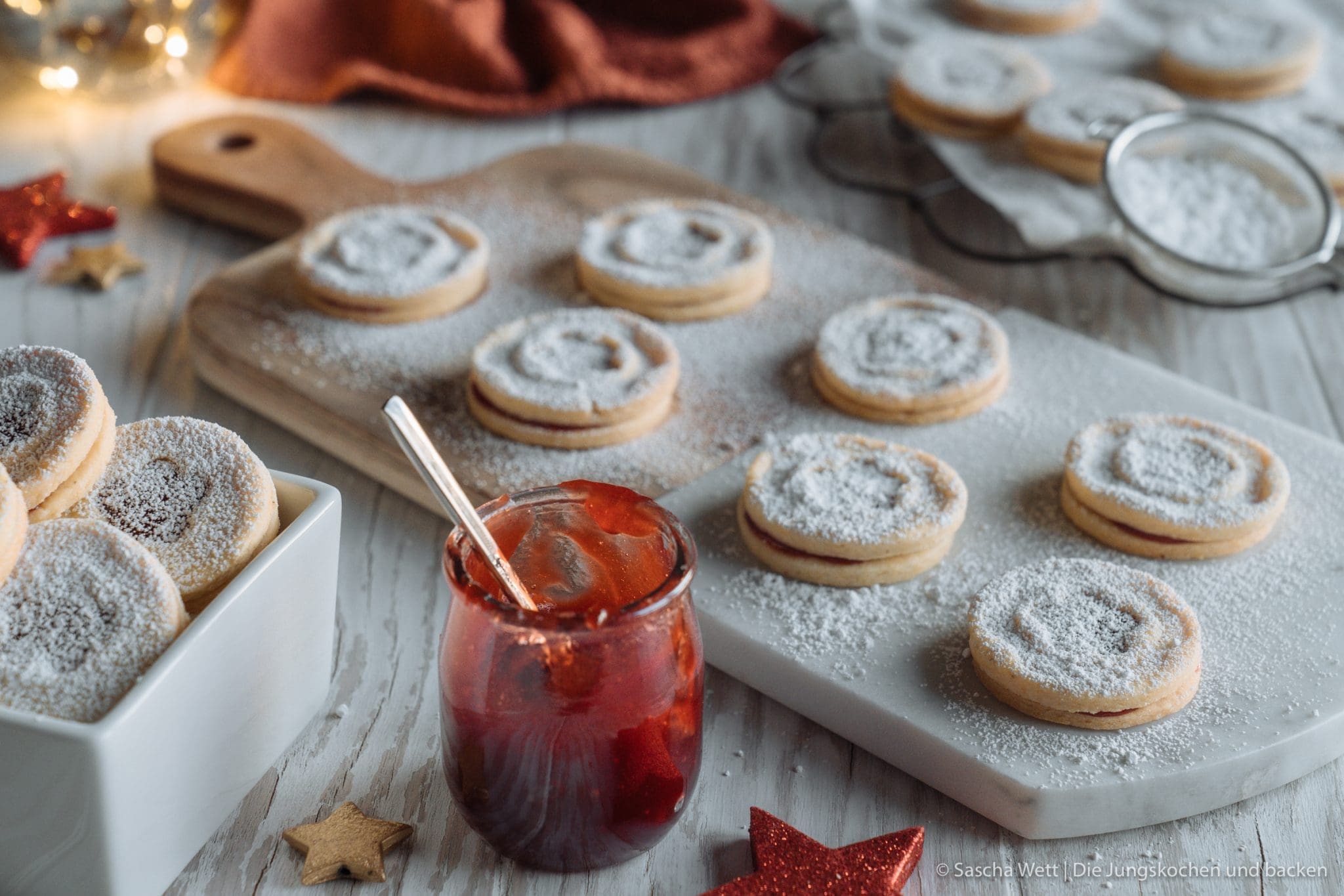 Spitzbuben 2019 3 | Wir haben ja schon seit längerem ein Rezept für Spitzbuben in unserer Rezeptsammlung, mit der wir auch super zufrieden sind und auch immer wieder backen. Da aber sehr oft die Frage aufkam, ob man Spitzbuben nicht auch ohne Haselnüsse zubereiten können, da häufig eine Unverträglichkeit das Genießen der leckeren kleinen&nbsp;Weihnachtsplätzchen nicht möglich machten, haben wir uns ein neues Rezept überlegt, das genauso gut schmeckt ... also kommen hier unsere Spitzbuben ohne Haselnüsse!