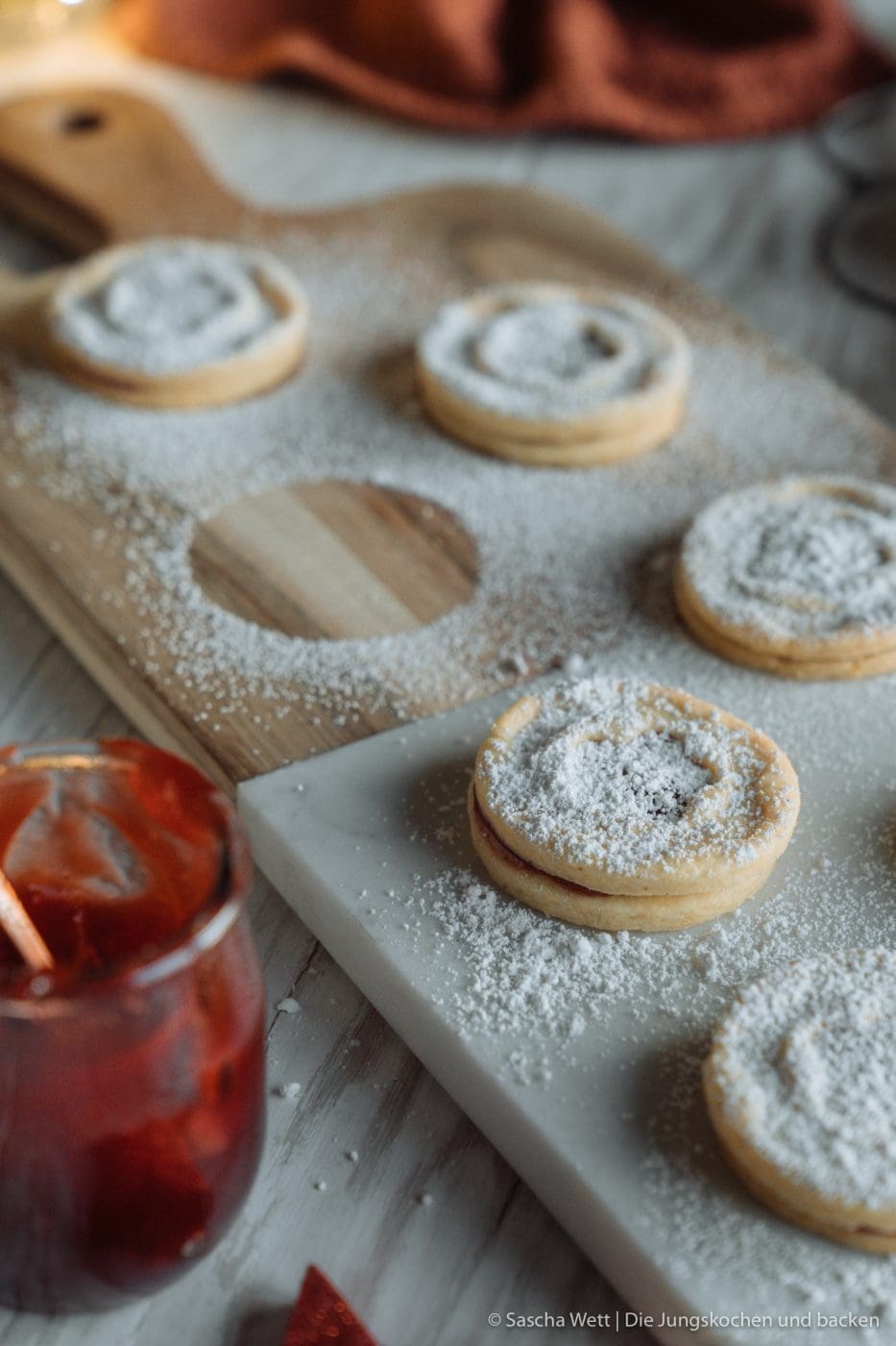 Rezept für leckere Spitzbuben ohne Haselnüsse! Aber dafür mit eurer Lieblingsmarmelade, Nougatcreme oder einer anderen spannenden Füllung. Schnell gemacht und ein absoluter Weihnachtsklassiker! #weihnachtsbäckerei #plätzchen #diejungskochenundbacken