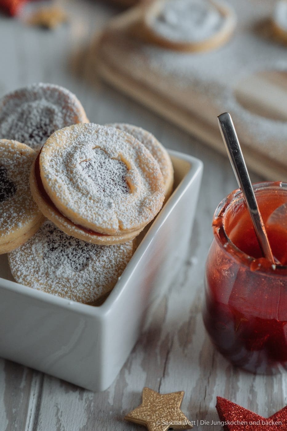 Rezept für leckere Spitzbuben ohne Haselnüsse! Aber dafür mit eurer Lieblingsmarmelade, Nougatcreme oder einer anderen spannenden Füllung. Schnell gemacht und ein absoluter Weihnachtsklassiker! #weihnachtsbäckerei #plätzchen #diejungskochenundbacken