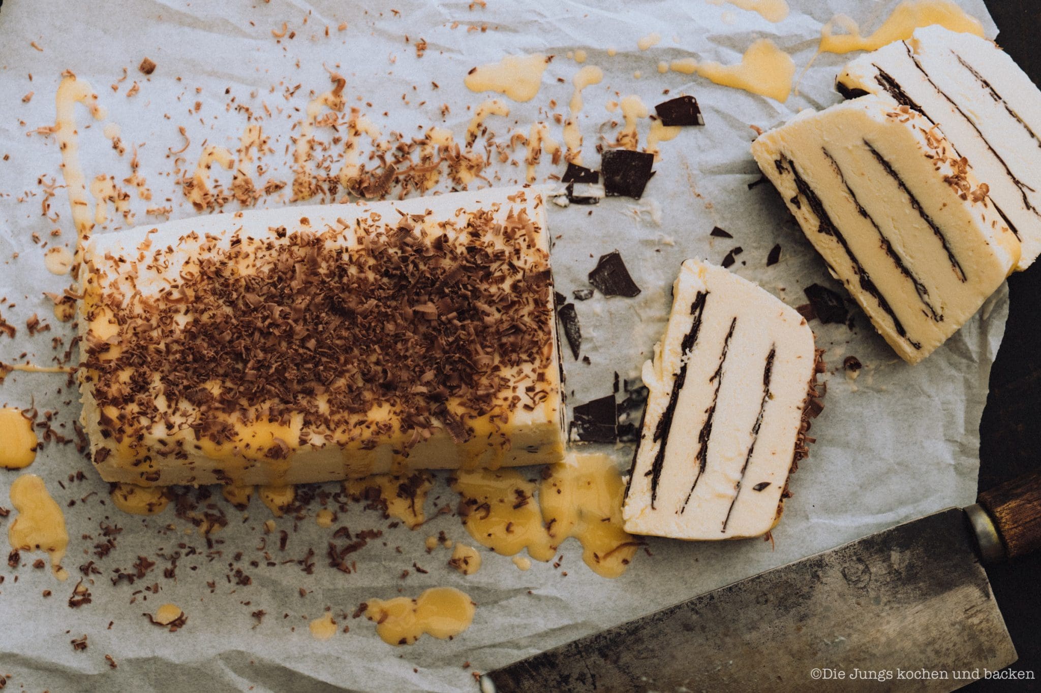 Eierlikör Parfait 3 scaled | Langsam aber sicher geht es auf Ostern zu! Normalerweise würden nun die Rezepte zu diesem Anlass auf dem Blog wieder ein dickes Plus an Aufrufen verzeichnen. Aber dieses Jahr wird Ostern wohl ein wenig anders sein! Eines steht dennoch fest, Es wird stattfinden und für uns gehört zur Osterzeit eben auch eine Menge an Leckereien. Daher haben wir uns schon vor ein paar Wochen mit Maja von Moey's Kitchen und Theres & Benni von Gernekochen zum ersten Food.Blog.Friends in 2020 getroffen und gemeinsam tolle Osterschlemmereien für euch gezaubert. Den Anfang macht unser Eierlikör Parfait mit Knusperschokolade.