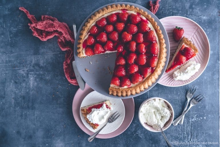 Erdbeerkuchen mit Pudding 16 | Manche Rezepte schmecken nach Zuhause. Bei uns sind das die von Oma Lore – aufgeschrieben an einem Küchentisch im Oberberg, weitergegeben über Generationen und inzwischen unzählige Male von uns nachgekocht. Hühnersuppe, wenn die Nase läuft. Rinderrouladen am Sonntag. Nusskuchen, einfach weil.