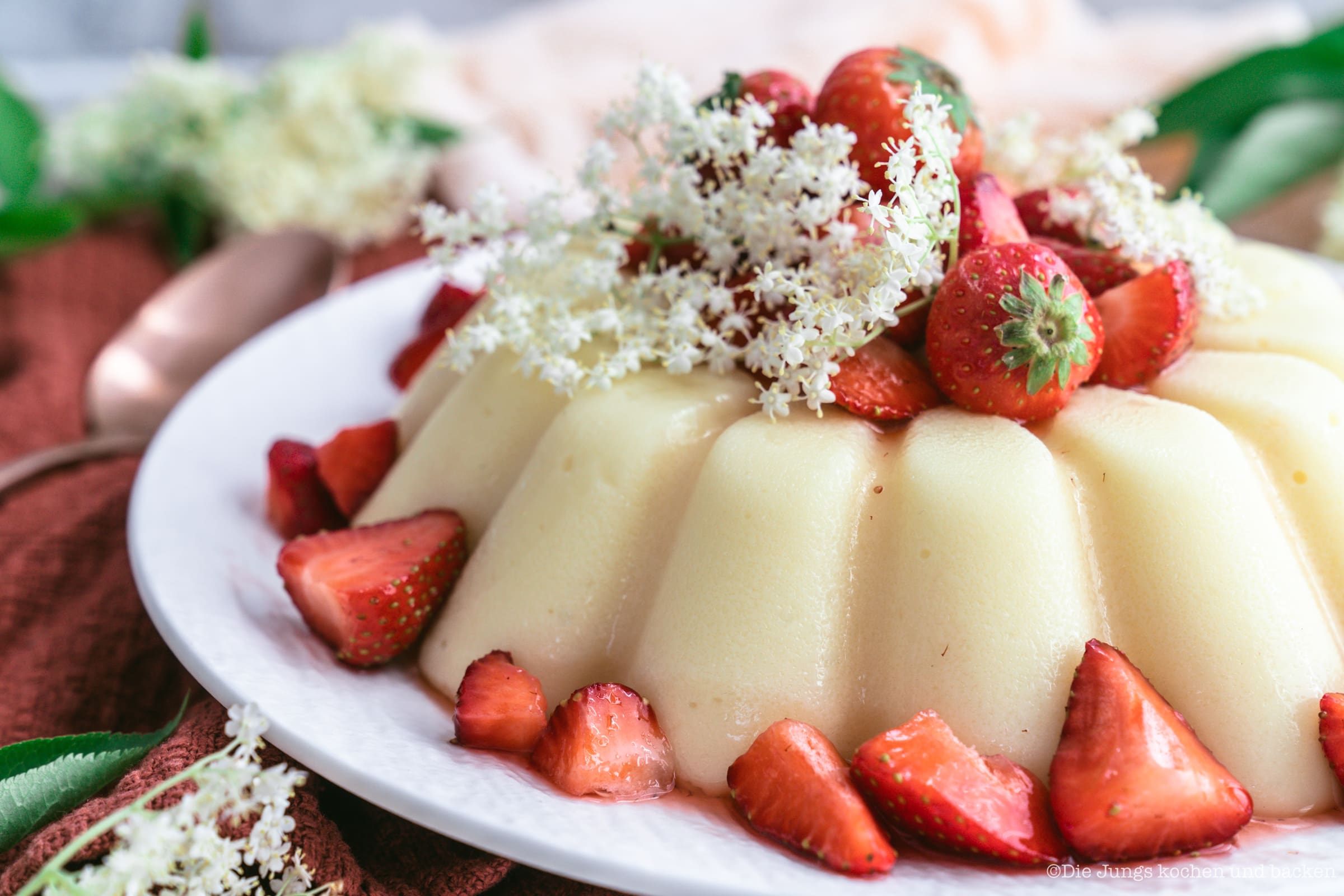 Holunderblütenpudding mit Erdbeeren