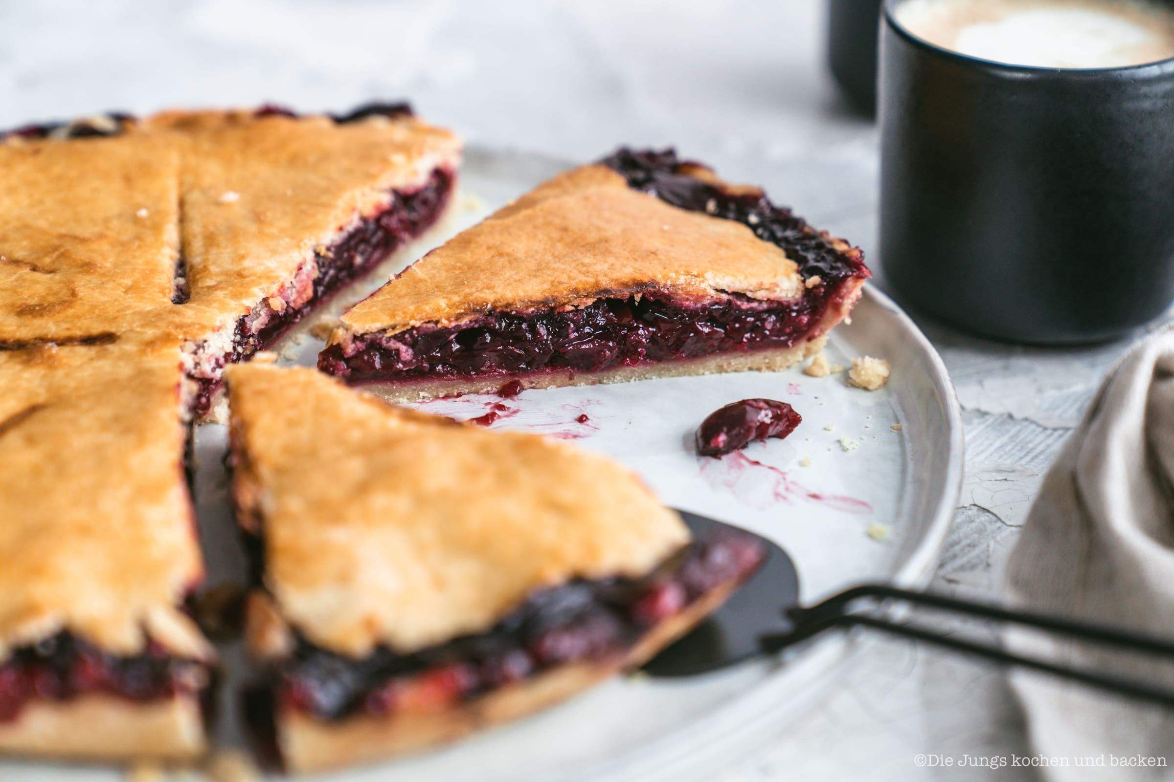 Cherry Pie 5 | Jetzt kommt es wahrscheinlich auf euer Alter an. Aber wer von euch kennt nicht „Die drei ???“? Ich wette, alle ab den 60ern Geborenen hatten die Folgen als Kassette in ihrer Hörspielsammlung. Zumindest die eine oder andere. Mittlerweile sind es weit über 200 Folgen. Aber was hat ein Cherry Pie mit den drei Detektiven zu tun?