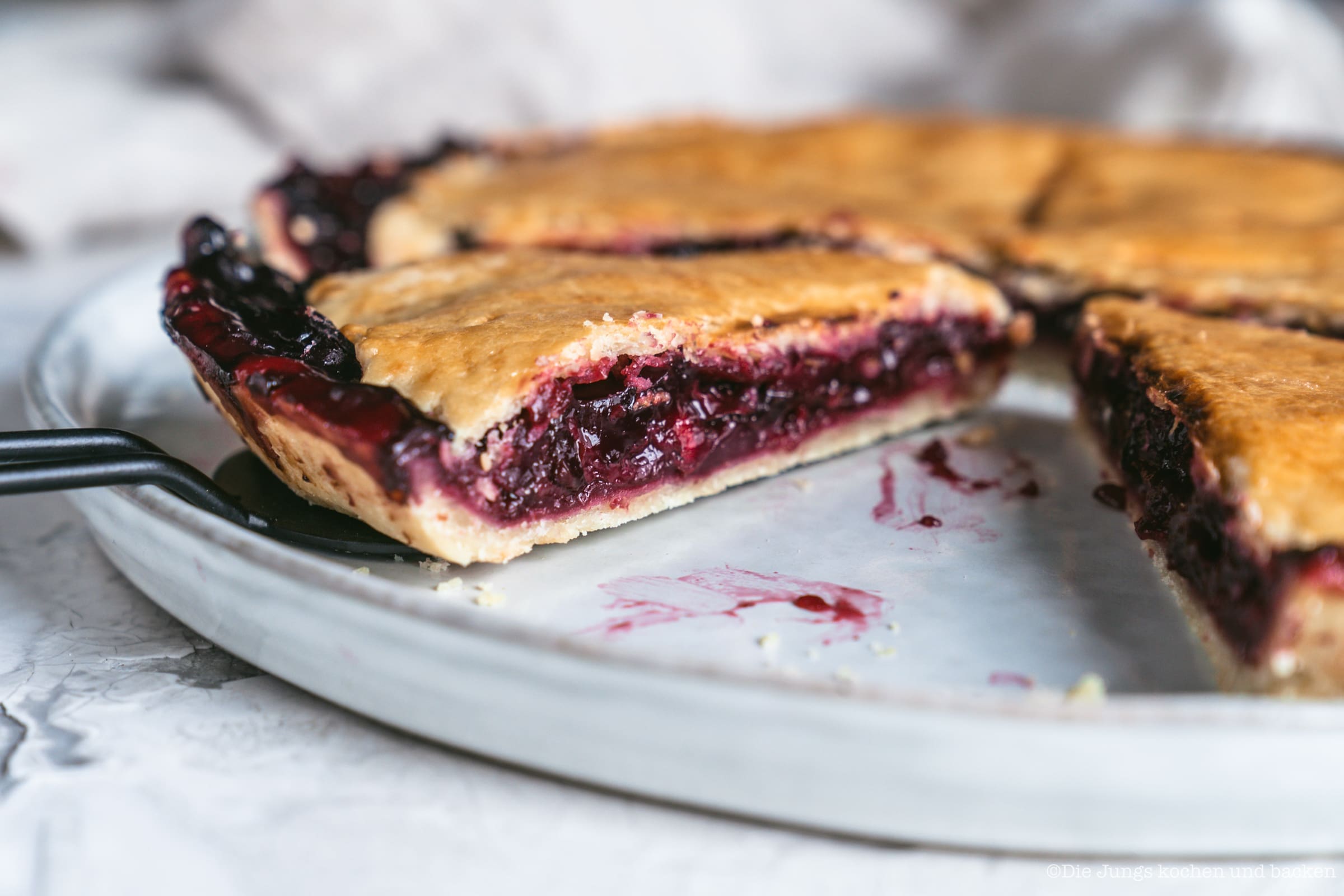 Cherry Pie 9 | Jetzt kommt es wahrscheinlich auf euer Alter an. Aber wer von euch kennt nicht „Die drei ???“? Ich wette, alle ab den 60ern Geborenen hatten die Folgen als Kassette in ihrer Hörspielsammlung. Zumindest die eine oder andere. Mittlerweile sind es weit über 200 Folgen. Aber was hat ein Cherry Pie mit den drei Detektiven zu tun?