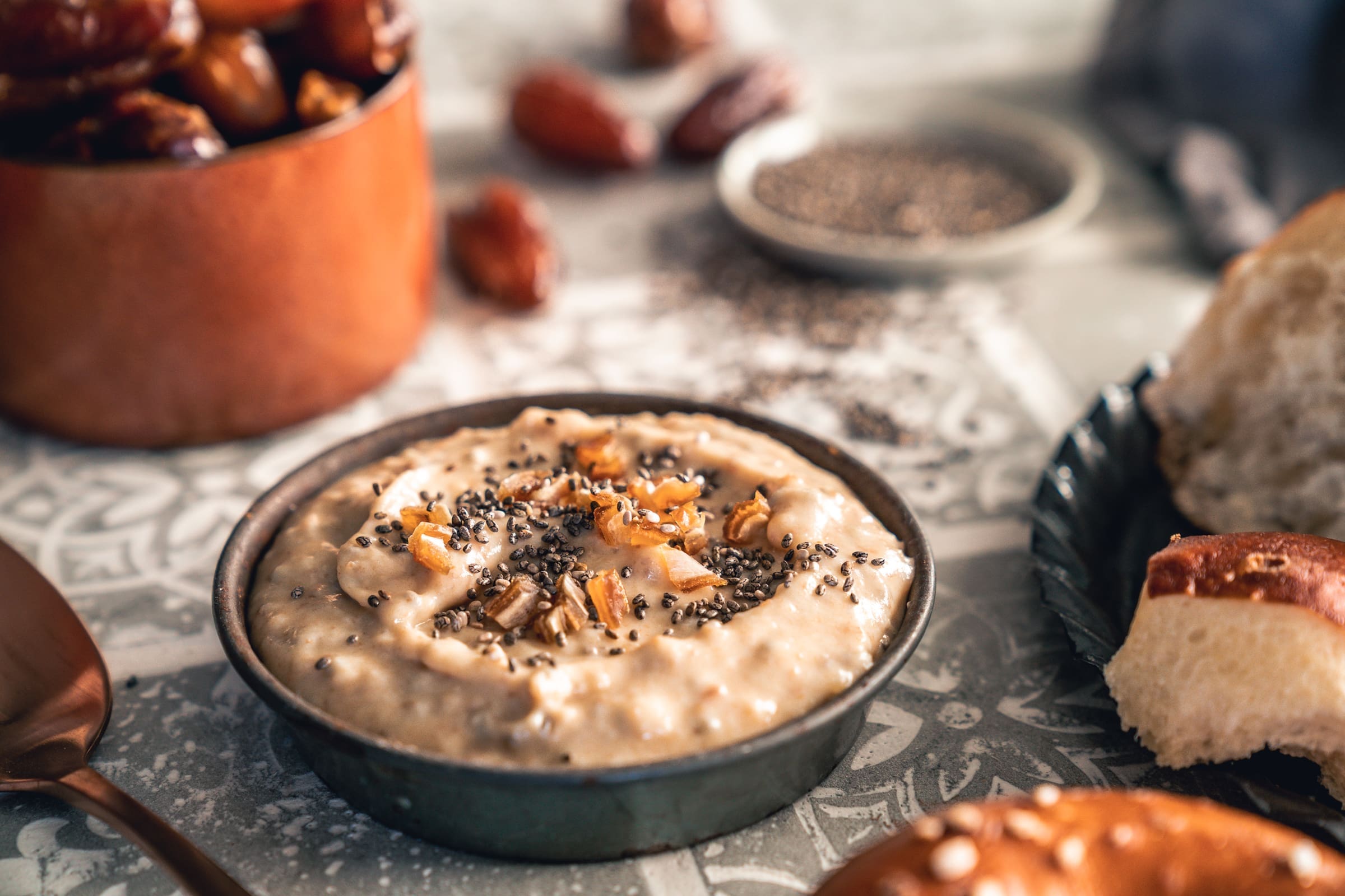 Dattel-Chia Dip. Unser cremiger Datteldip für jede Grillparty 2 Dattel-Chia Dip. Unser cremiger Datteldip für jede Grillparty