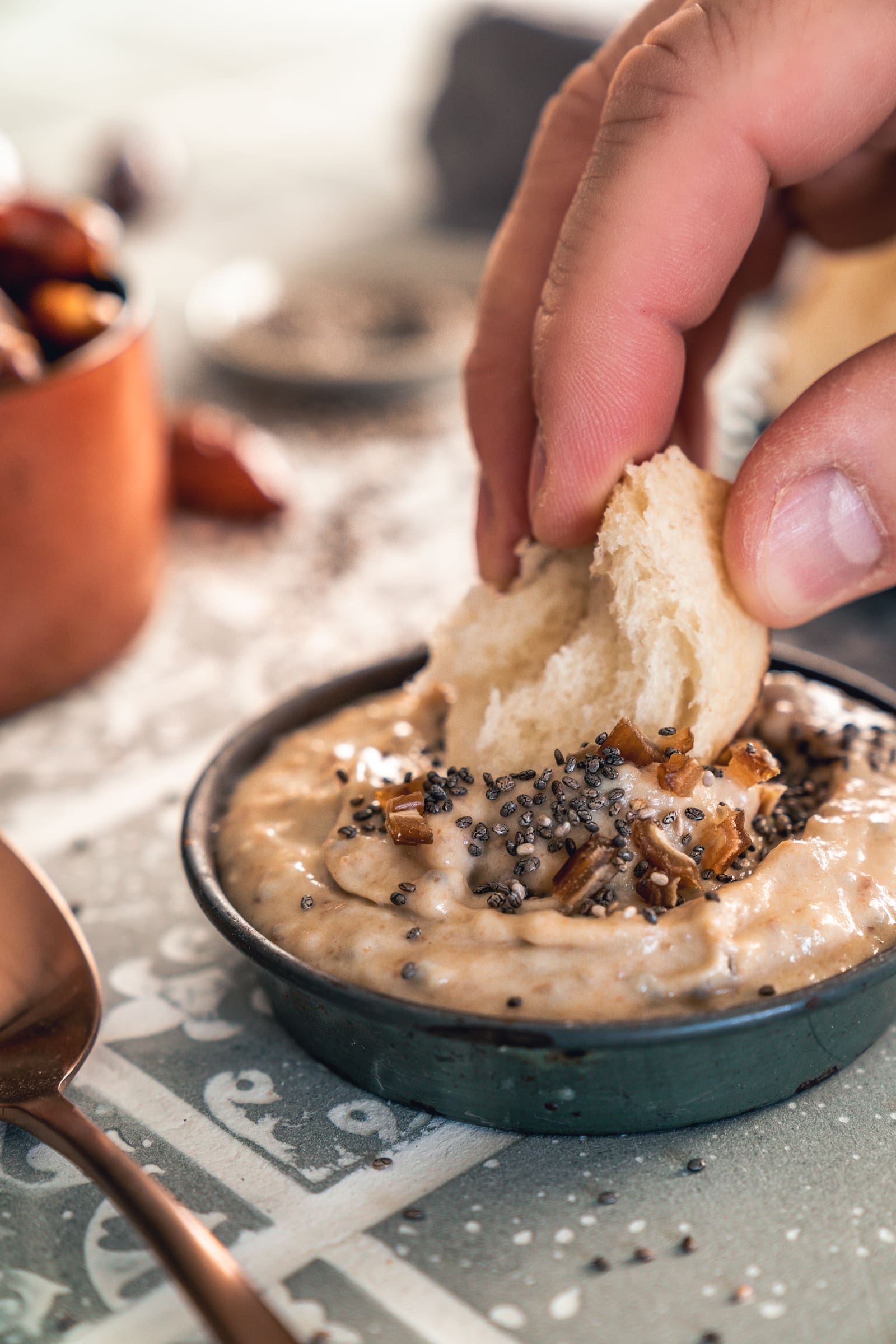 Dattel-Chia Dip von oben mit getrockneten Datteln daneben