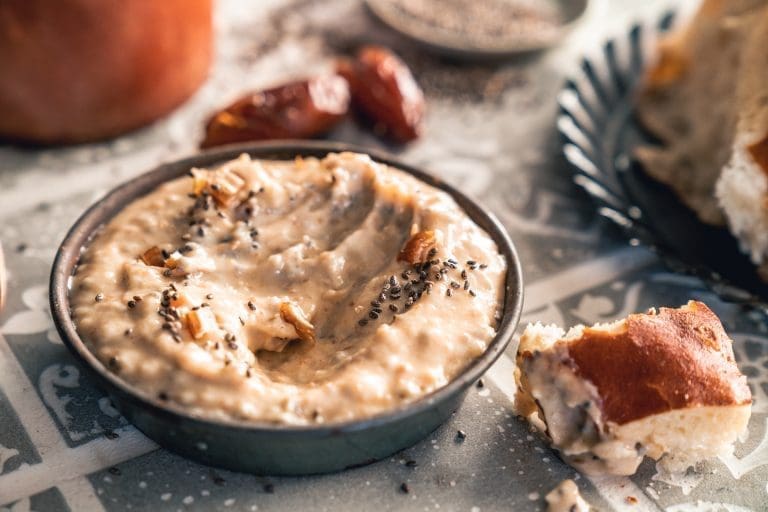 Türkische Eier mit scharfer Dattelbutter. Cremig, süß und richtig scharf 9 Fertiger Dattel-Chia Dip in einer Schale, bereit zum Dippen