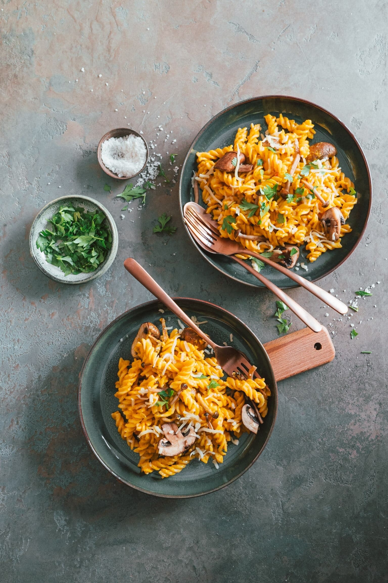 Pasta in Kürbis-Käse-Sauce - Fix auf dem Tisch 1 Kuerbispasta 1 | Fix auf dem Tisch - das ist ein Motto ganz nach unserem Geschmack. Wenn wir an flotte Gerichte denken, dann kommt einem ohne Zweifel Pasta in den Sinn. Daher haben wir uns mit lieben Bloggerkollegen zusammen getan und zeigen euch heute unkomplizierte, leckere Pastarezepte. Bei uns gibt es, ganz im Zauber der kommenden Jahreszeit, Pasta in Kürbis-Käse-Sauce. Soulfood in Bestform, das euch perfekt auf den Herbst einstimmt!