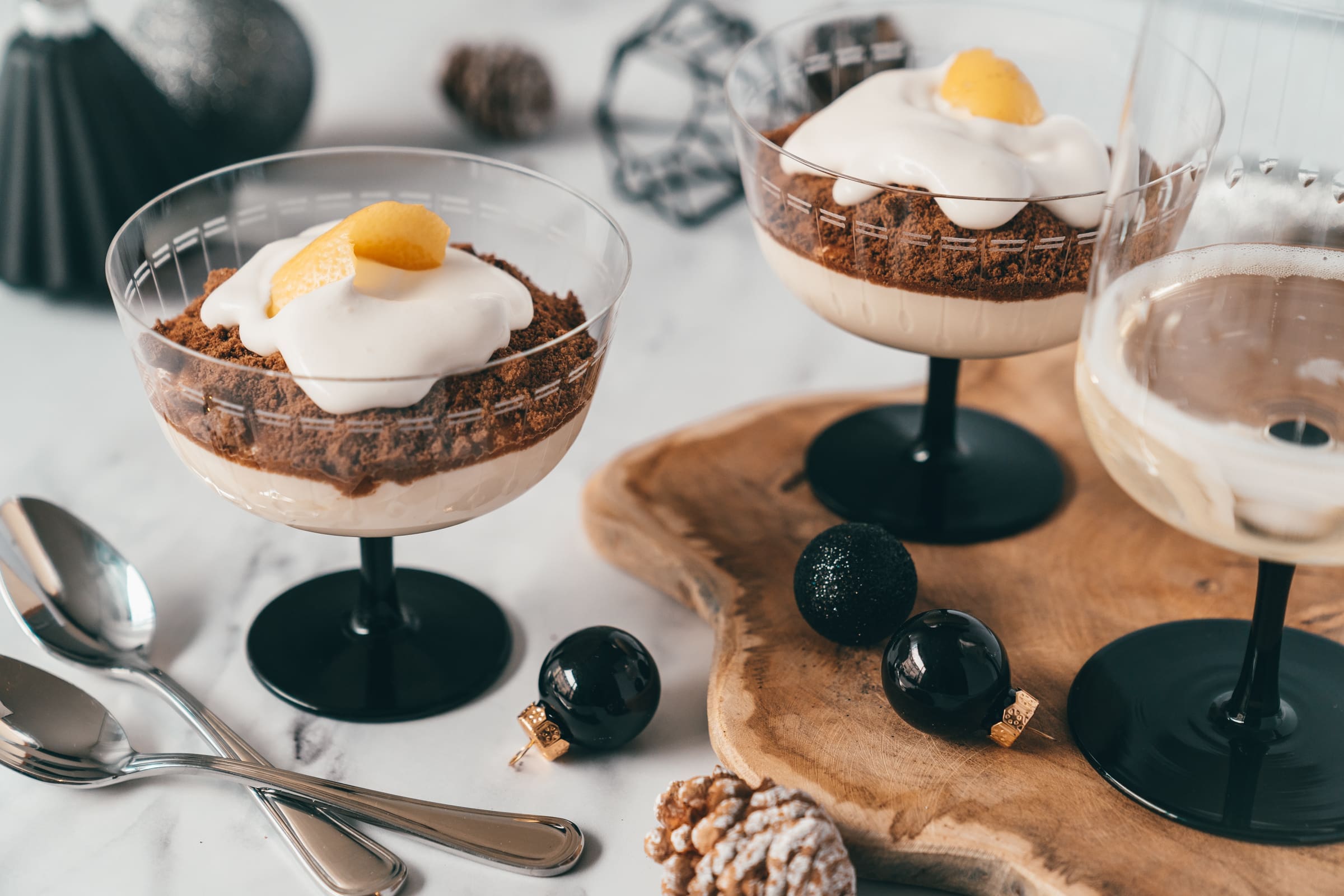 Lemon Cheesecake mit Champagner Creme Fraiche 5 | Wir haben ein geniales Last-Minute-Dessert für euch! Ganz einfach und trotzdem eine Geschmacksbombe - jeder bekommt es hin, die Zutaten sind schnell zur Hand und man kann es problemlos vorbereiten. Wir wissen, dass viele von euch auch total auf Glasdesserts stehen und wir sind auch große Fans. Unser Lemon-Cheesecake im Glas mit Champagner-Crème Fraîche ist wirklich genial und perfekt für Kurzentschlossene.