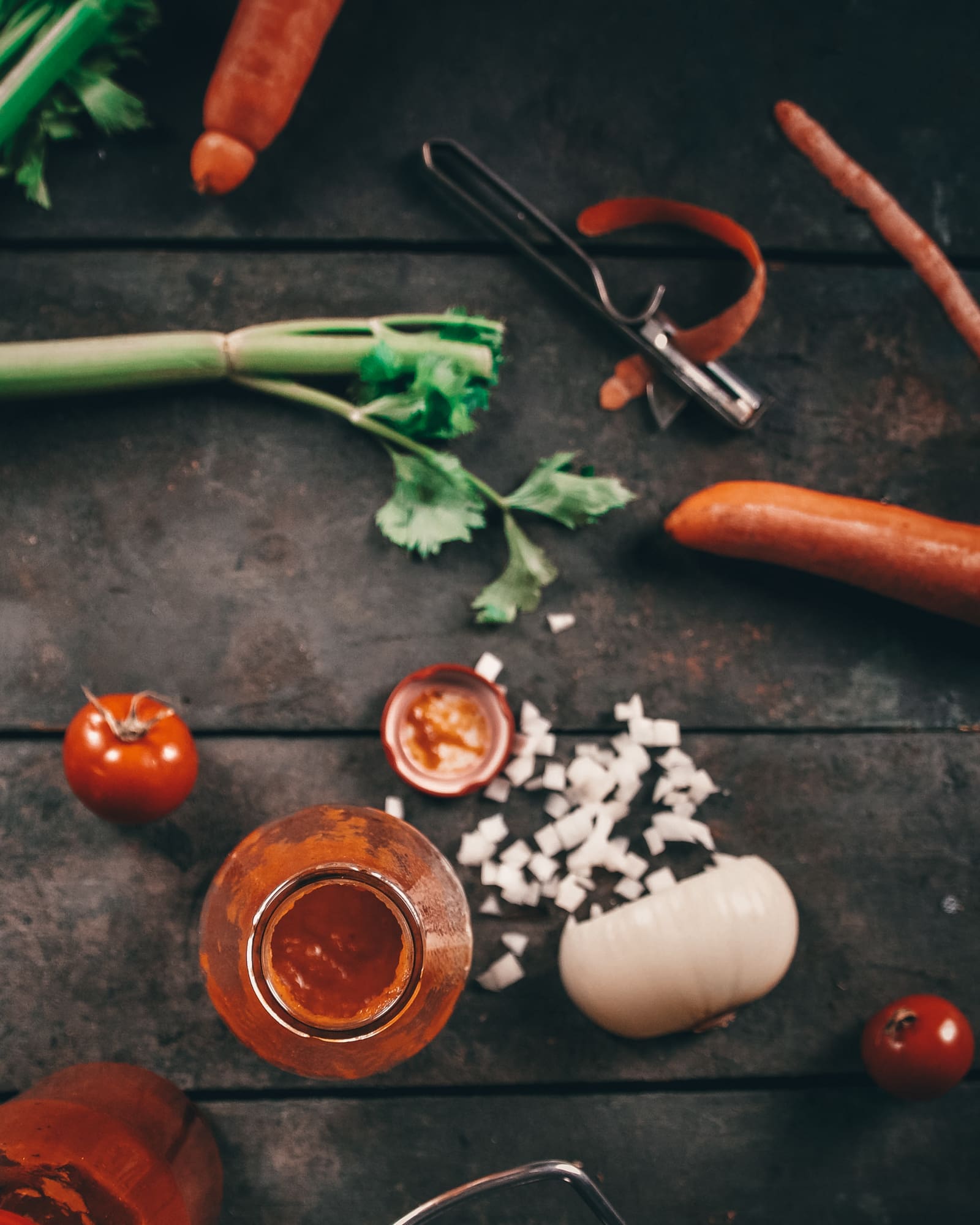 Passata auf Vorrat, dieser Tomatensauce ist der perfekte Alleskönner. Pizza, Pasta & Co. sind so flott gemacht.