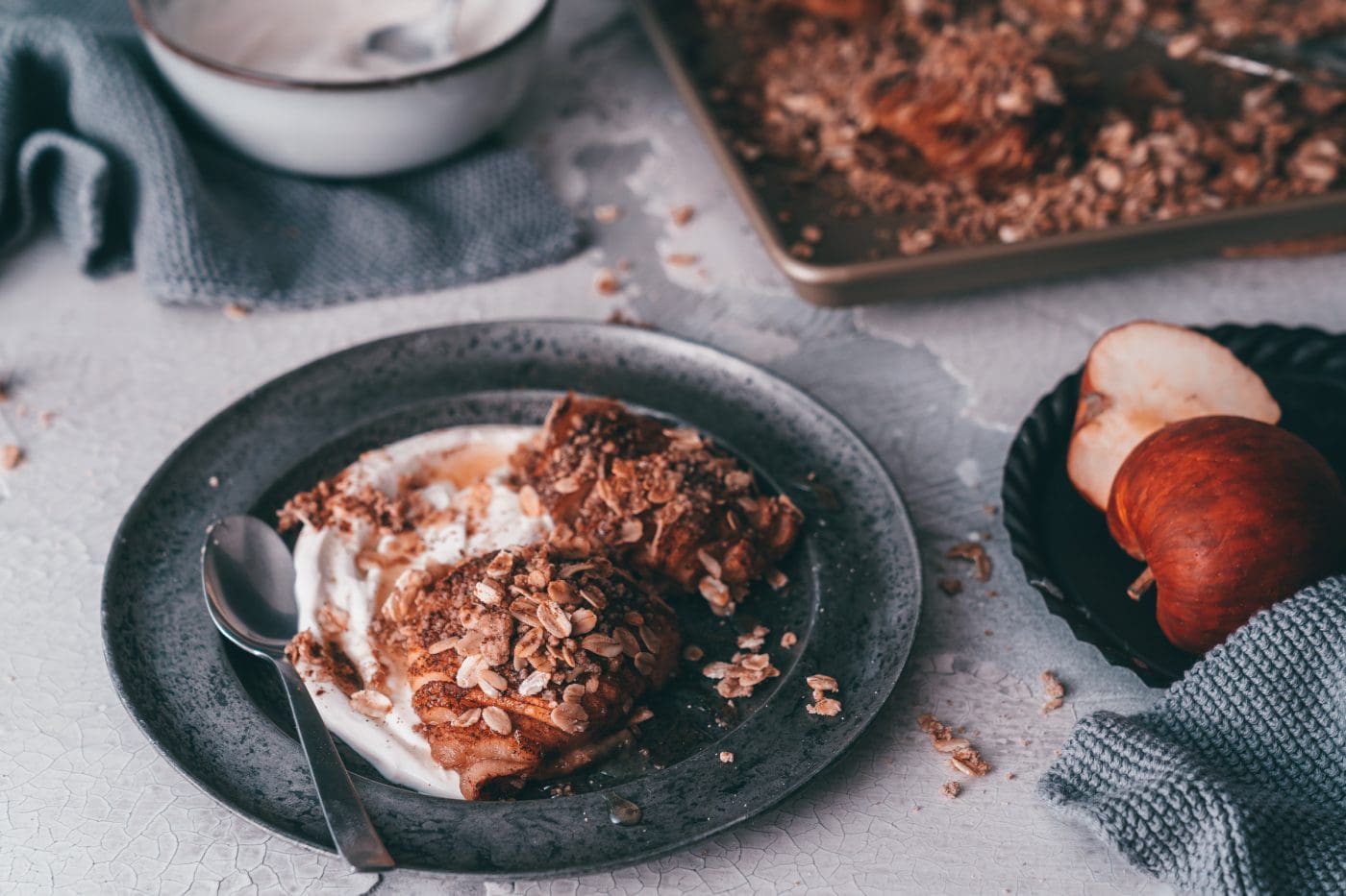 Hasselback-Apfel mit Crumble & Skyr 2 Hasselback Apfel 6 | Apfel geht einfach immer, oder?! Ganz egal, ob Apfelkuchen, Apfelgelee oder ein Dessert mit Äpfeln. Vor allem in den kalten Monaten ist er für uns immer ein Seelenwärmer. Die Kombination mit Zimt ist nahe der Perfektion und auch wenn er momentan keine Saison hat, bekommt ihr, Dank Lagerware, auch aktuell durchaus noch regionale Äpfel. Unser heutiges Rezept, der Hasselback-Apfel mit Crumble & Skyr, ist perfekt für den unkomplizierten Apfelgenuss mit Zutaten, die ihr bestimmt zu Hause habt.