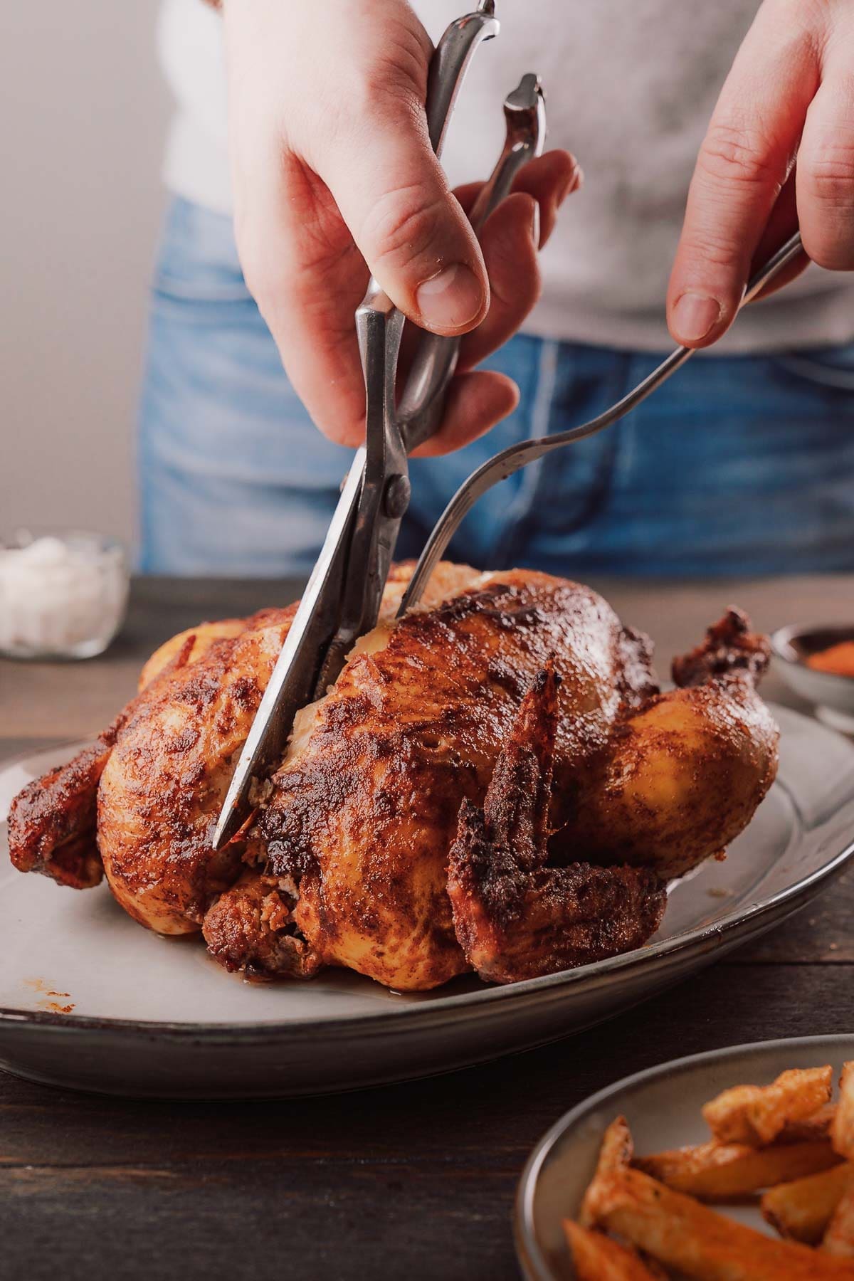 Brathaehnchen25 6 | Manchmal sind es die einfachen Dinge, die bleiben. Bei uns ist es Oma Lores Brathähnchen aus dem Ofen. Kein Sonntag ohne den Duft von Paprika, Raucharomen und knuspriger Haut, die im Ofen goldbraun wird. Für uns war es das Gericht, das alle zusammen an den Esstisch gebracht hat. Das Brathähnchen Rezept ist unkompliziert und gelingt immer ... versprochen!. Heute verraten wir euch, wie ihr das legendäre Brathähnchen aus unserer Familie Schritt für Schritt nachkochen könnt. Knusprig außen, saftig innen und voller grandiosem Geschmack.