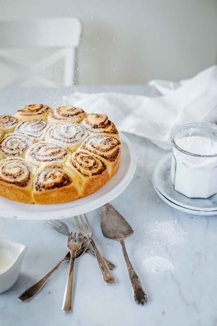 Schneckenkuchen mit Haselnussfüllung 2 IMG 2943 | Schneckenkuchen ist in meiner Familie immer ein Highlight! Keine Sorge, das ist etwas Süßes und hat mit Schnecken nur bedingt was zu tun. Diesen Kuchen gab es immer bei meiner Oma und dafür hab ich so manche Torte definitiv stehen lassen. So saftig, nussig und dazu ein echter Hingucker. Dieses leckere Familienrezept haben wir Lisa von Liz&Friends geschickt, damit sie ihre Version unseres Schneckenkuchens backen kann - also nehmen wir euch mit zur Schneckenkuchen-Challenge!