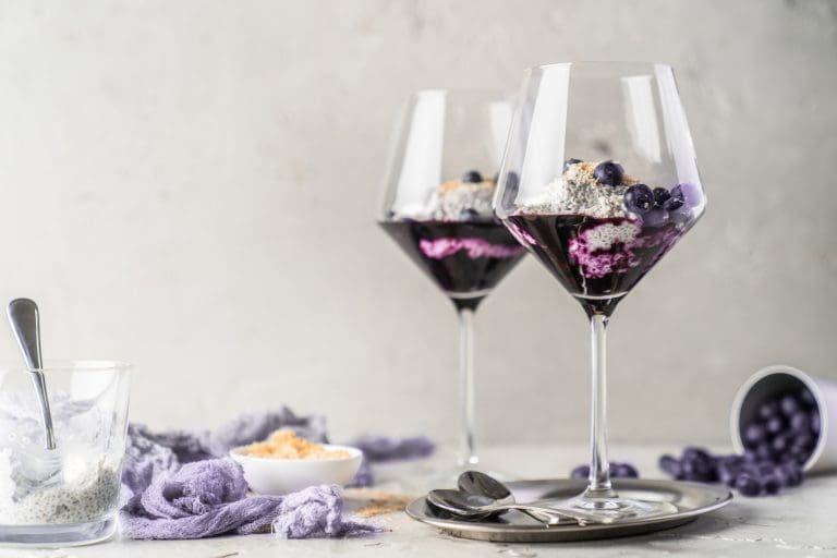 Dessert im Glas – einfache Rezepte zum Schichten 7 Rezept für Kokos-Chia-Pudding mit Blaubeeren. Unser Rezept besteht aus quasi 3 Superfoods. Mit einem besseren Gewissen könnt ihr kaum ein leckeres Dessert naschen.