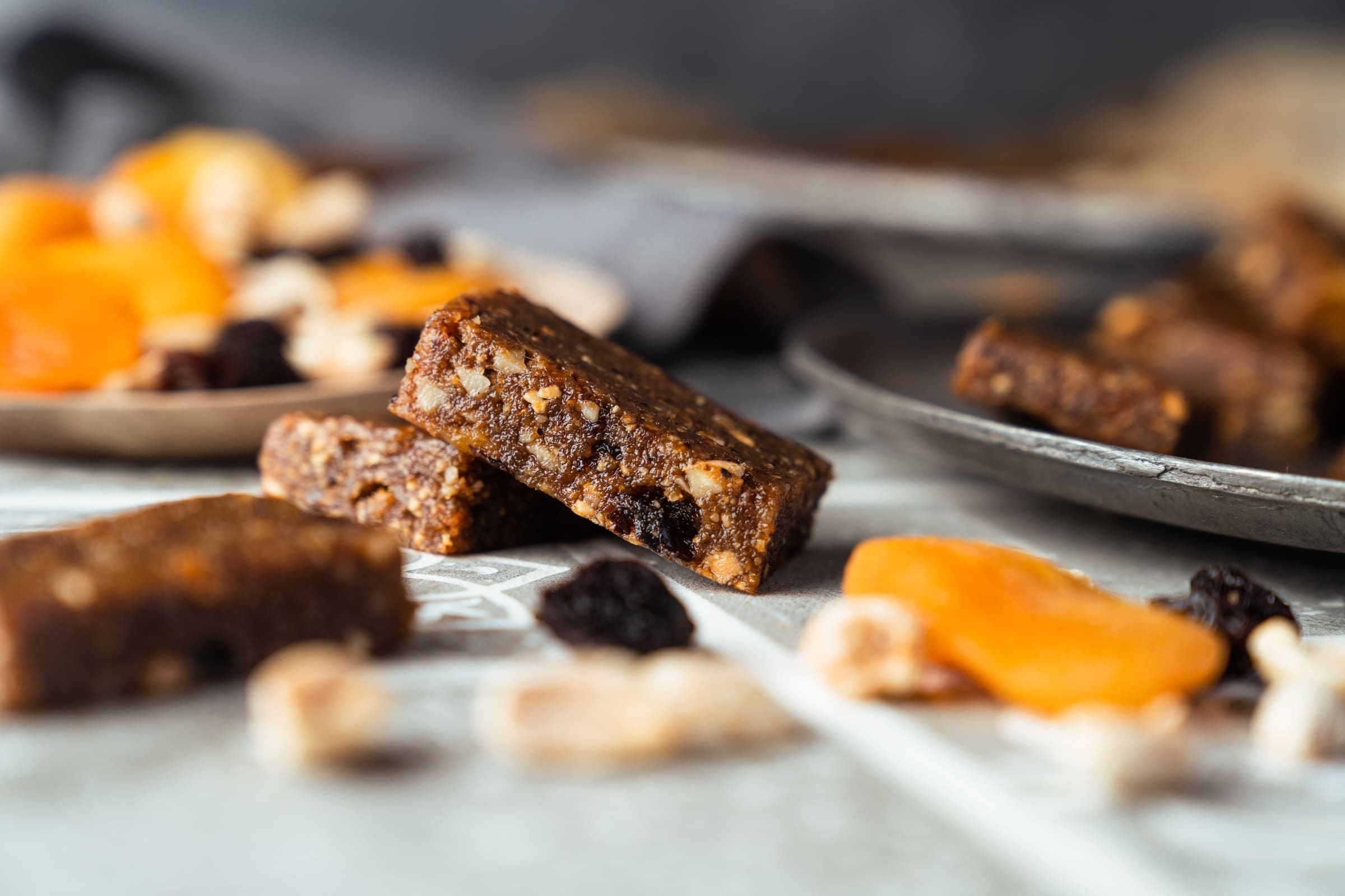Fruchtriegel mit Nüssen: 100% ohne Zuckerzusatz und verdammt lecker! 1 Egal, ob es Dir beim Naschen nur um den Zuckergehalt geht oder ob Du ein Fan von leckeren Snacks bist, diese Fruchtriegel sind genau das Richtige für Dich!
