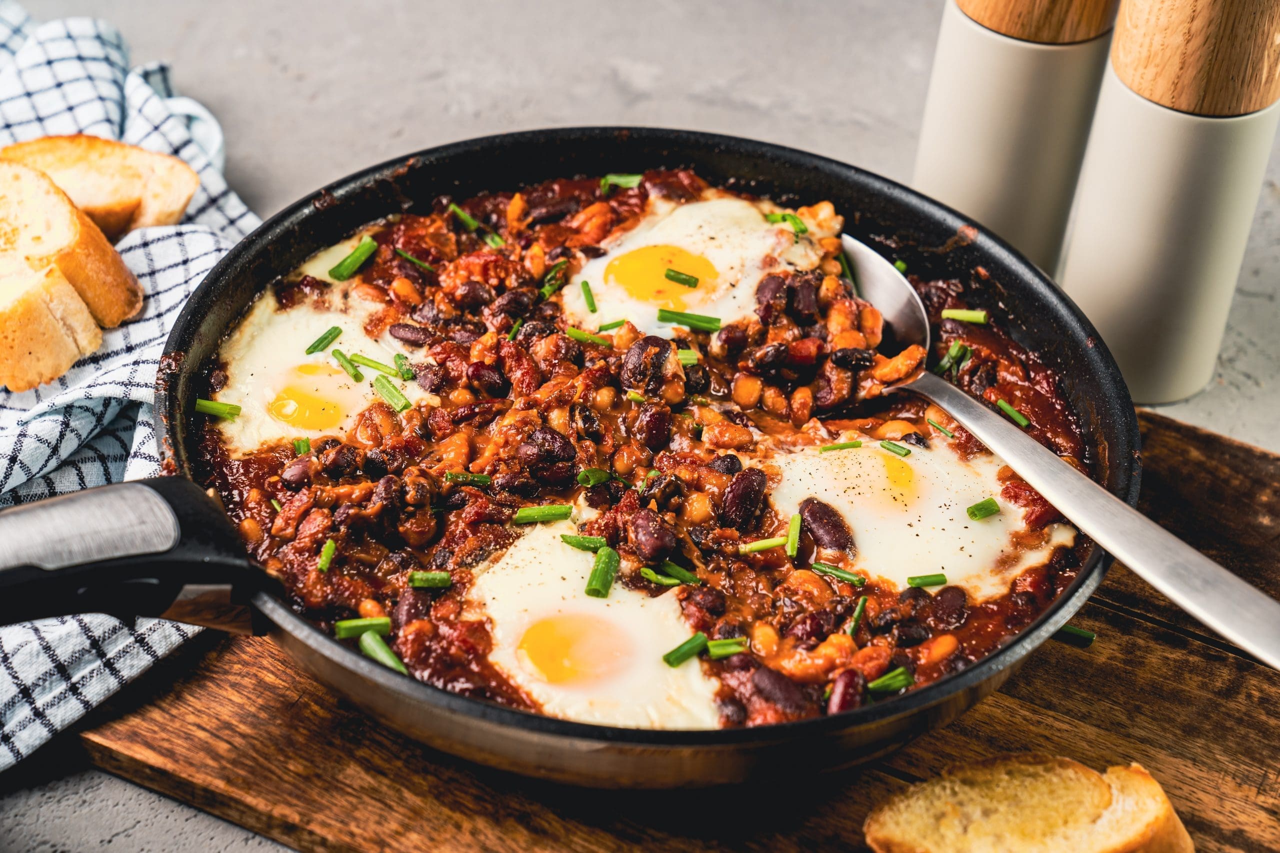 Feurige Baked Beans mit Ei – So geht Frühstück!