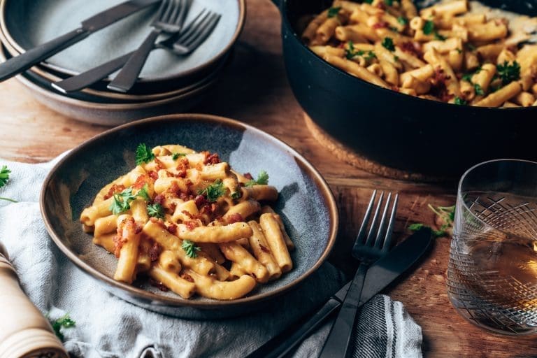 Mac N Cheese 13 | Es gibt kaum etwas, das so zuverlässig glücklich macht wie ein Teller Pasta – oder ein cremiges Risotto. Kein Wunder, dass diese Gerichte bei uns ständig auf dem Tisch stehen.