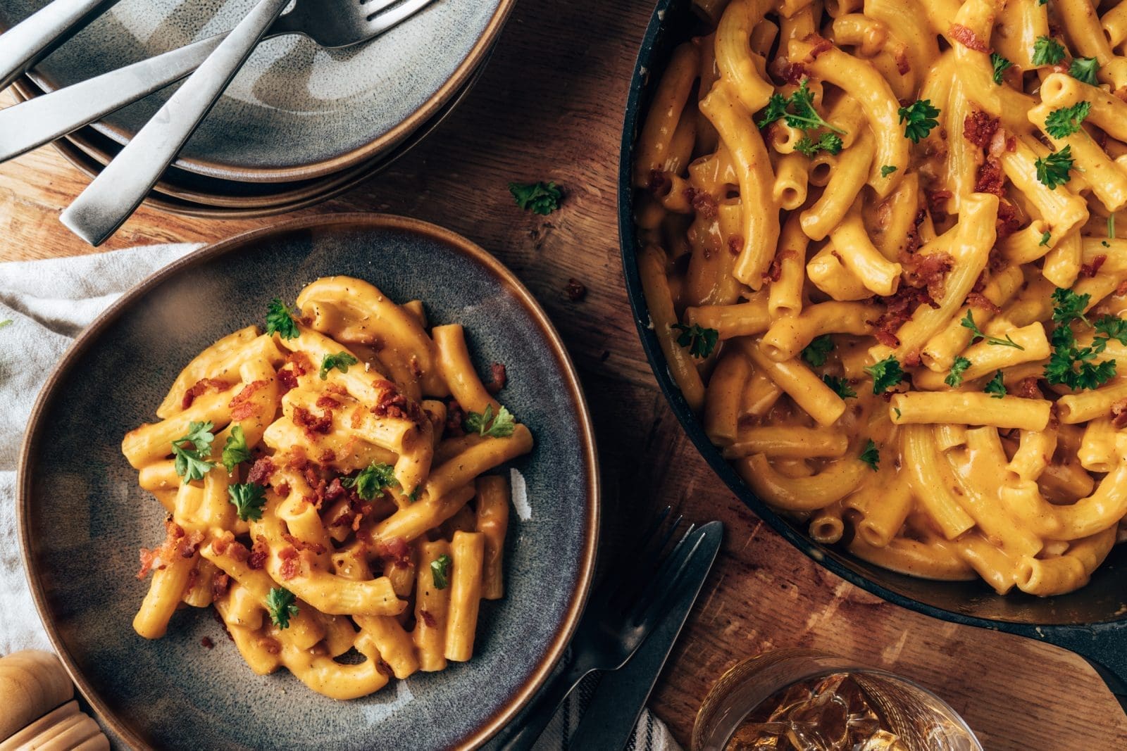 Mac N Cheese 19 | Liebst du Mac'n'Cheese? Ich schon! Es gibt nichts Besseres als eine käsige, klebrige Schüssel mit Makkaroni. Wenn ihr dann noch Speck und Whisky hinzufügt, ist die Sache klar! Dieses Rezept eignet sich für ein Abendessen unter der Woche, für den Feierabend oder ein Brunch-Gericht. Es ist so einfach, dass sogar Anfänger dieses dekadente Gericht im Handumdrehen zaubern können. Ich garantiere euch, dass es niemand bereuen wird, Mac'n'Cheese mit Whisky und Speck zu probieren Außerdem ist es so viel nachhaltiger, als durch deinen Lieblings-Fastfood-Laden zu fahren, oder? Ich zeige euch, wie du dieses tolle Gericht in nur 30 Minuten zubereiten kannst.