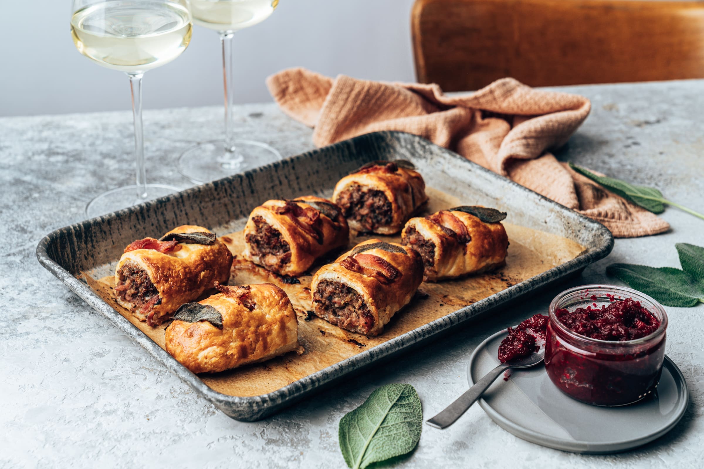 Sausage Rolls mit Rote Bete-Ketchup | Der beste Küchenparty-Snack! 3 Sausage Rolls mit Rote Bete-Ketchup | Der beste Küchenparty-Snack!