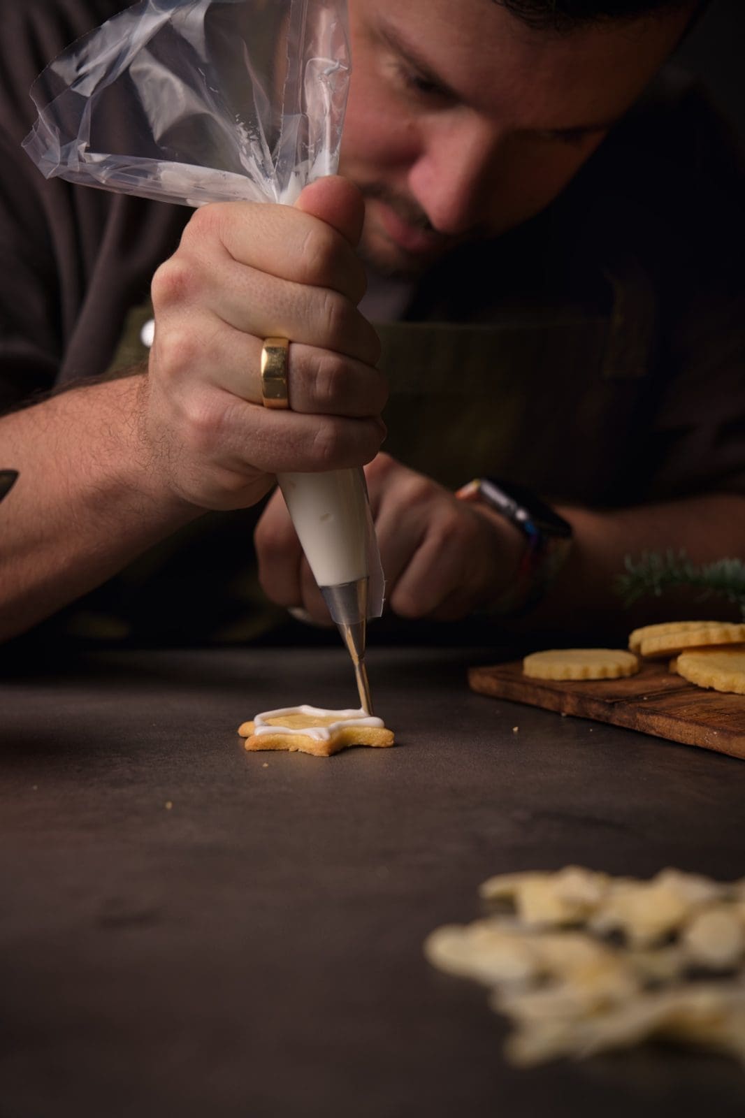 Oma Lores Ausstechplätzchen. Omas Plätzchenklassiker zu Weihnachten ist immer noch einer der Besten. Und vor allem schnell und easy nochmal nachgebacken.