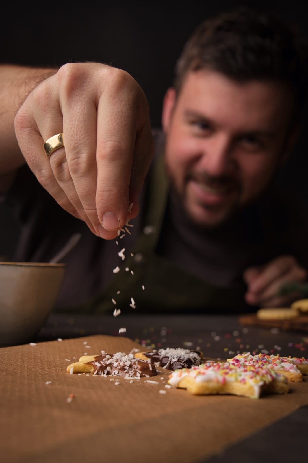 Oma Lores Ausstechplätzchen. Omas Plätzchenklassiker zu Weihnachten ist immer noch einer der Besten. Und vor allem schnell und easy nochmal nachgebacken.