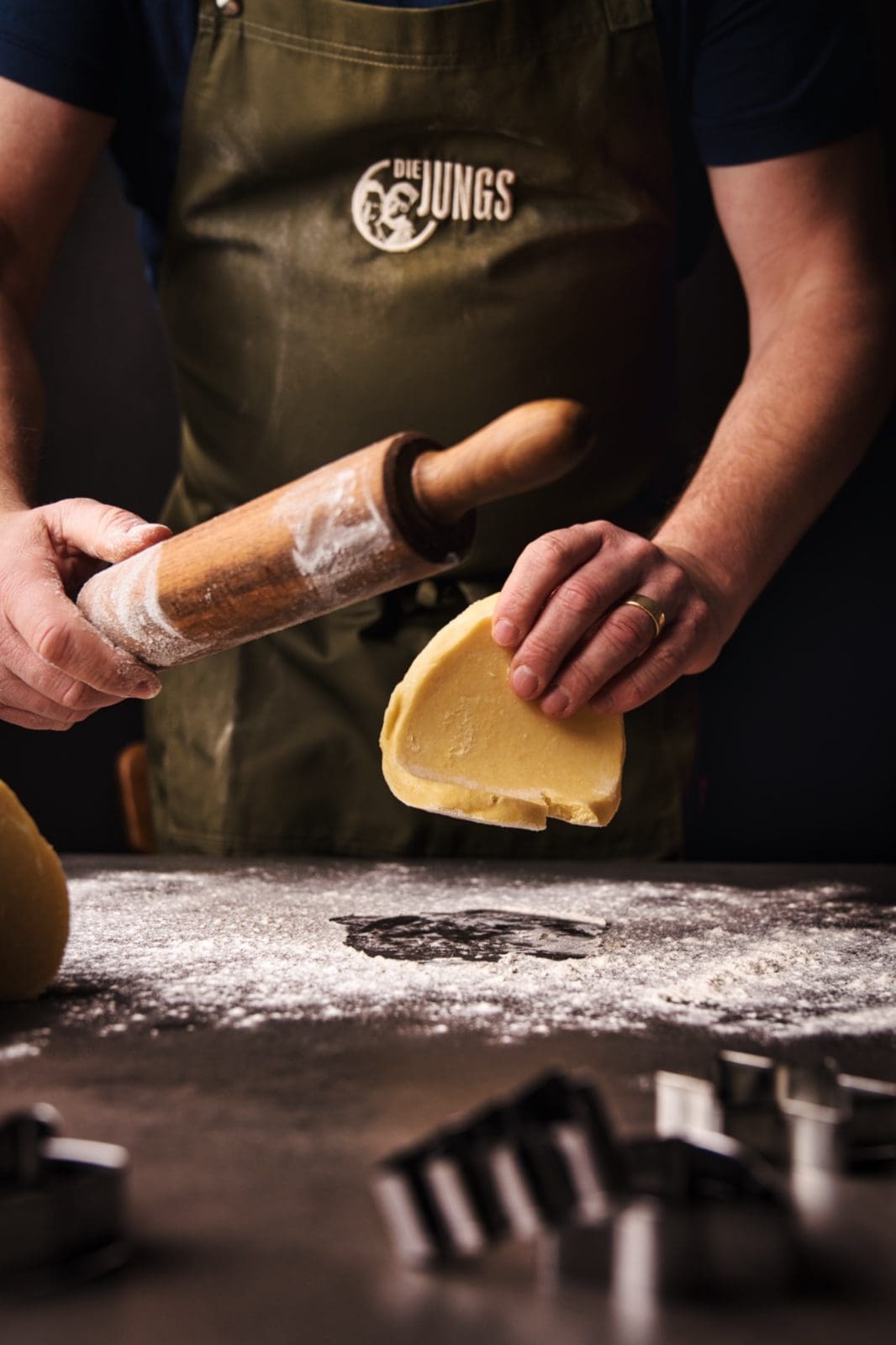 Oma Lores Ausstechplätzchen. Omas Plätzchenklassiker zu Weihnachten ist immer noch einer der Besten. Und vor allem schnell und easy nochmal nachgebacken.