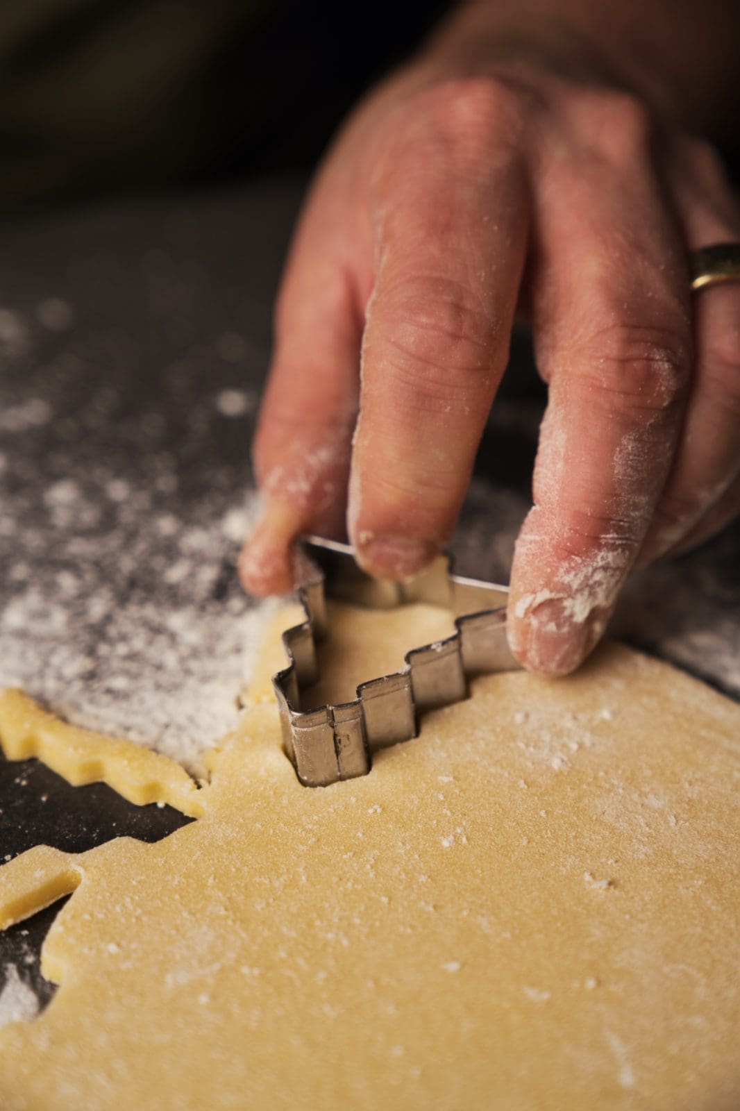 Oma Lores Ausstechplätzchen. Omas Plätzchenklassiker zu Weihnachten ist immer noch einer der Besten. Und vor allem schnell und easy nochmal nachgebacken.