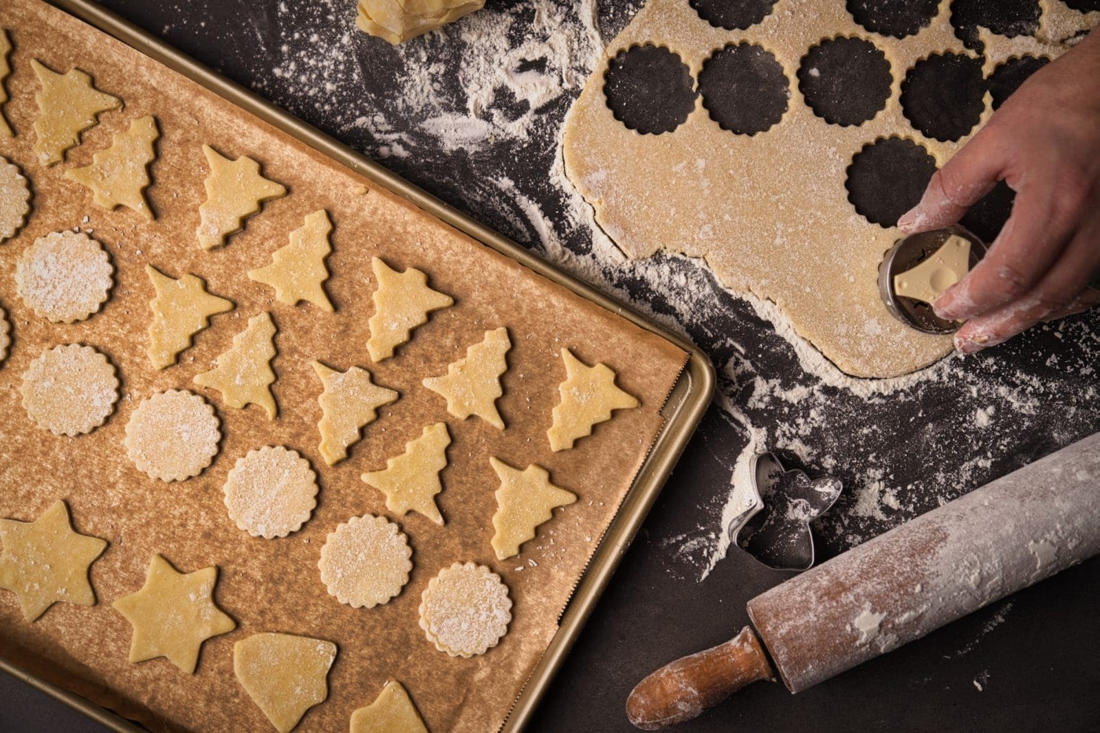 Oma Lores Ausstechplätzchen. Omas Plätzchenklassiker zu Weihnachten ist immer noch einer der Besten. Und vor allem schnell und easy nochmal nachgebacken.