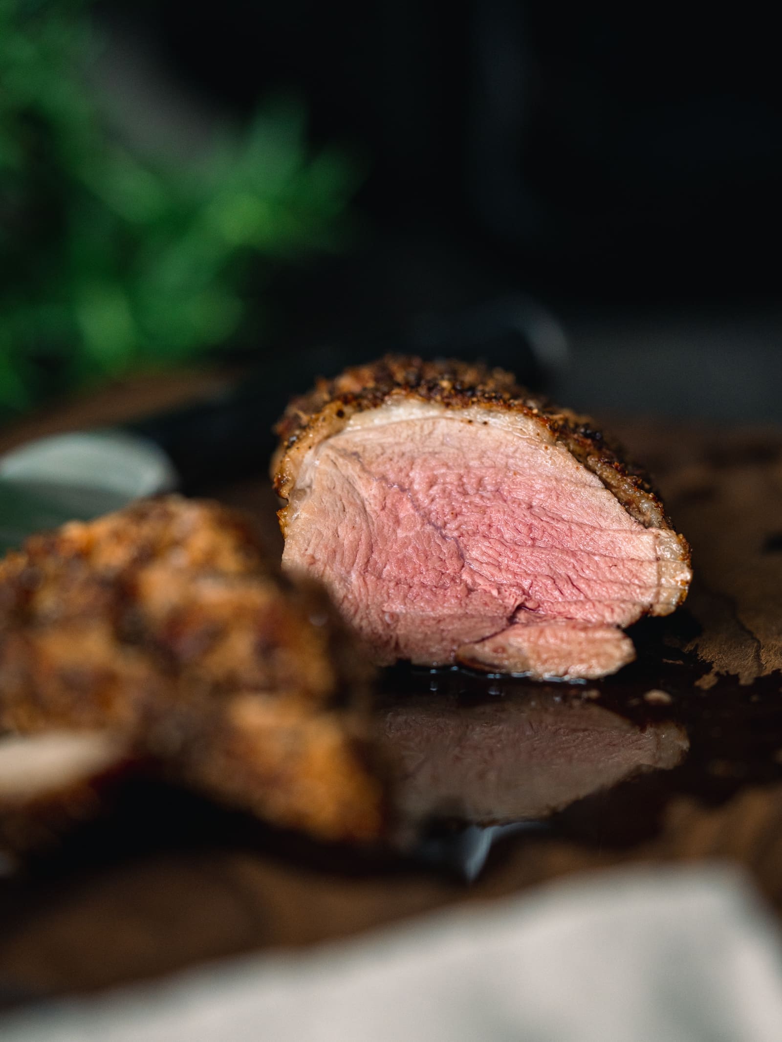 Heißluftfritteuse-Rezepte – knusprig aus dem Airfryer 1 Knusprige Entenbrust aus der Heißluftfritteuse. Aufgeschnitten auf dem Brett. Rosa glänzendes Brustfleisch.