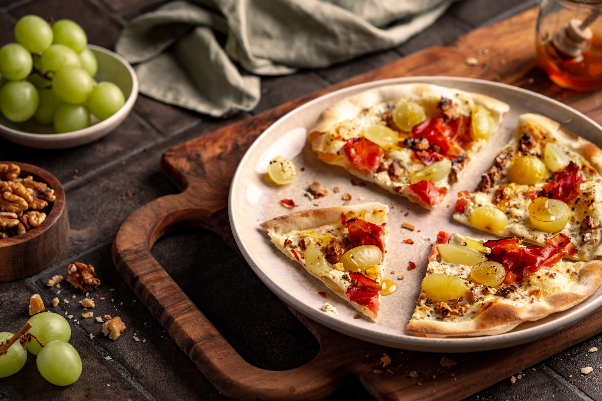 Winzer-Flammkuchen  mit Trauben, Schinken und Walnüssen