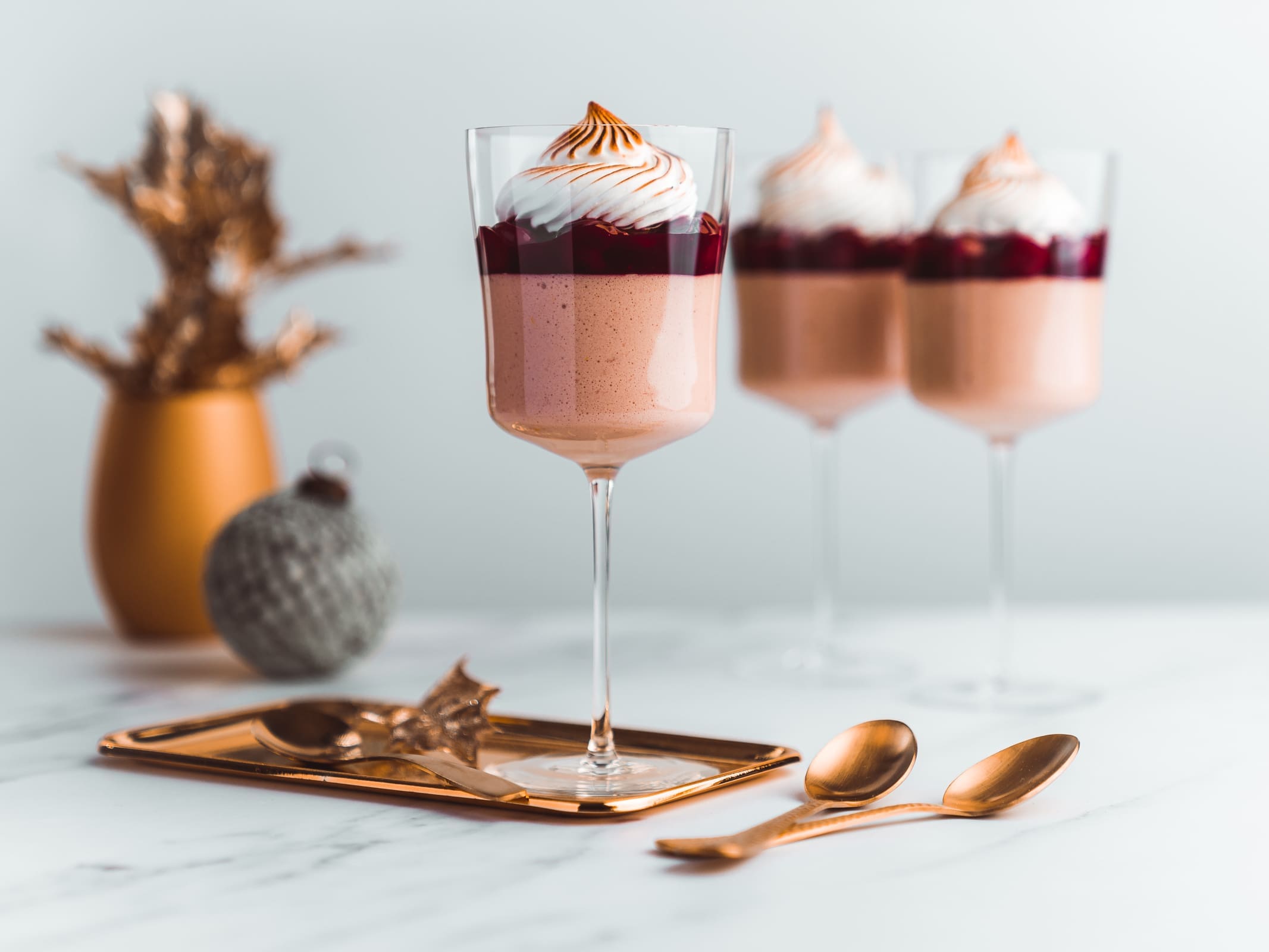 Rotweinmousse mit Glühkirschen und Baiserhaube | Unser perfektes Weinachtsdessert