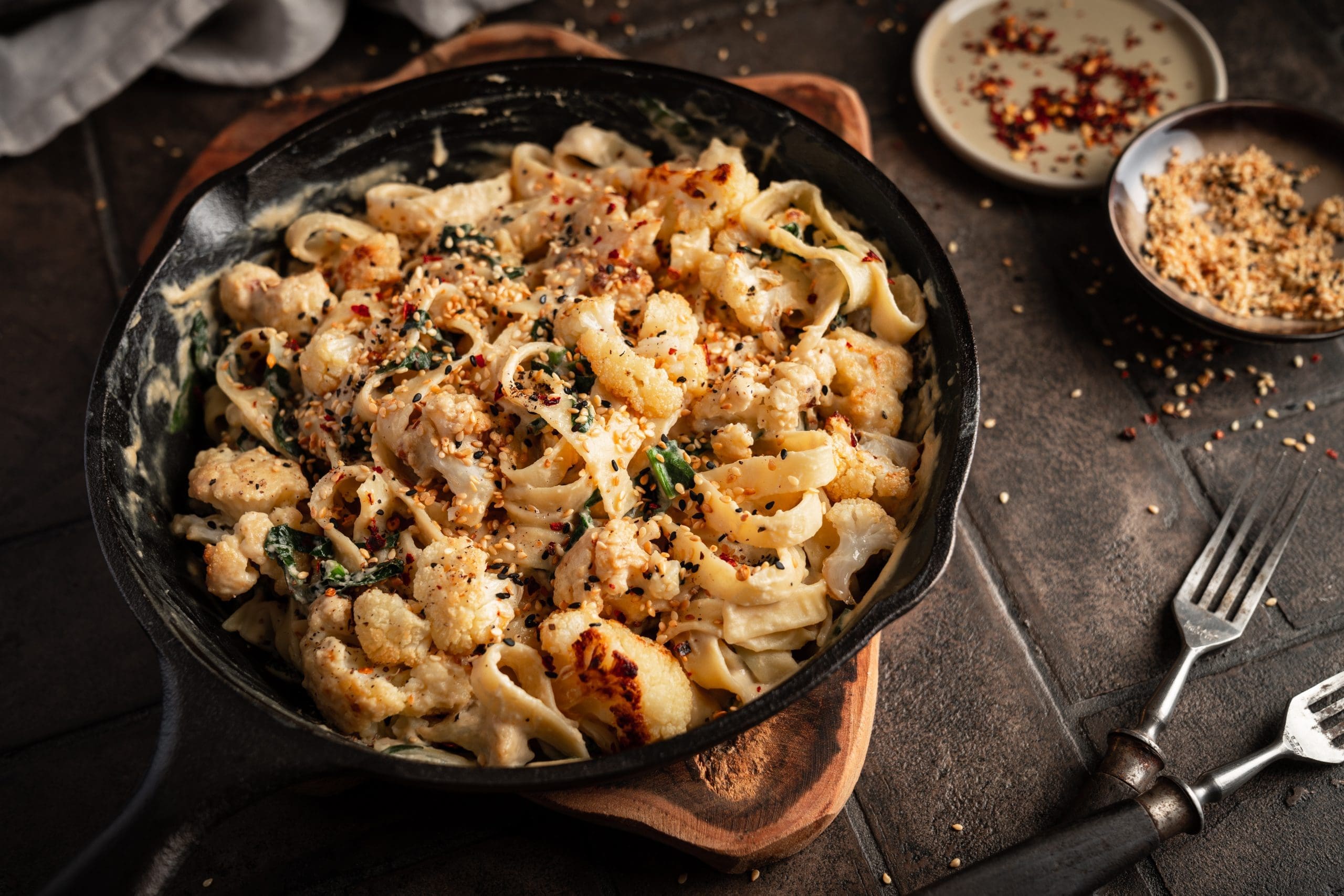Vegane Tahini-Pasta mit geröstetem Blumenkohl und Spinat 11 Vegane Tahini-Pasta mit geröstetem Blumenkohl und Spinat