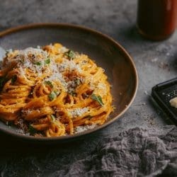 Feurige Sriracha Pasta | In 15 Minuten zubereitet! 4 Rezept für unsere feurige Sriracha Pasta. In nur 15 Minuten heiß und feurig auf dem Tisch. Aber was die Schärfe angeht, kann gerne variiert werden.