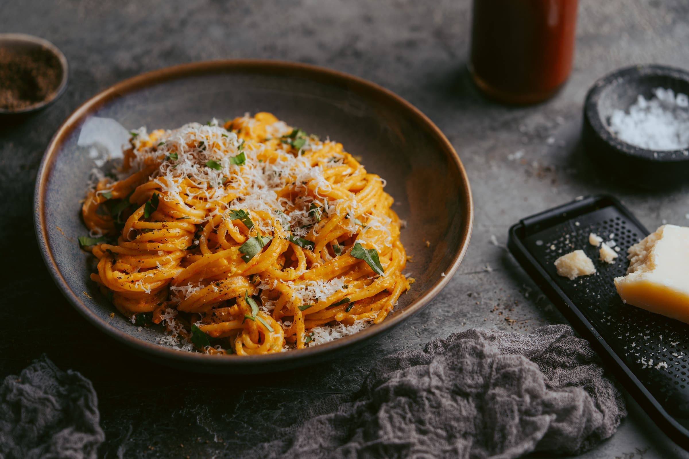 Feurige Sriracha Pasta | In 15 Minuten zubereitet!