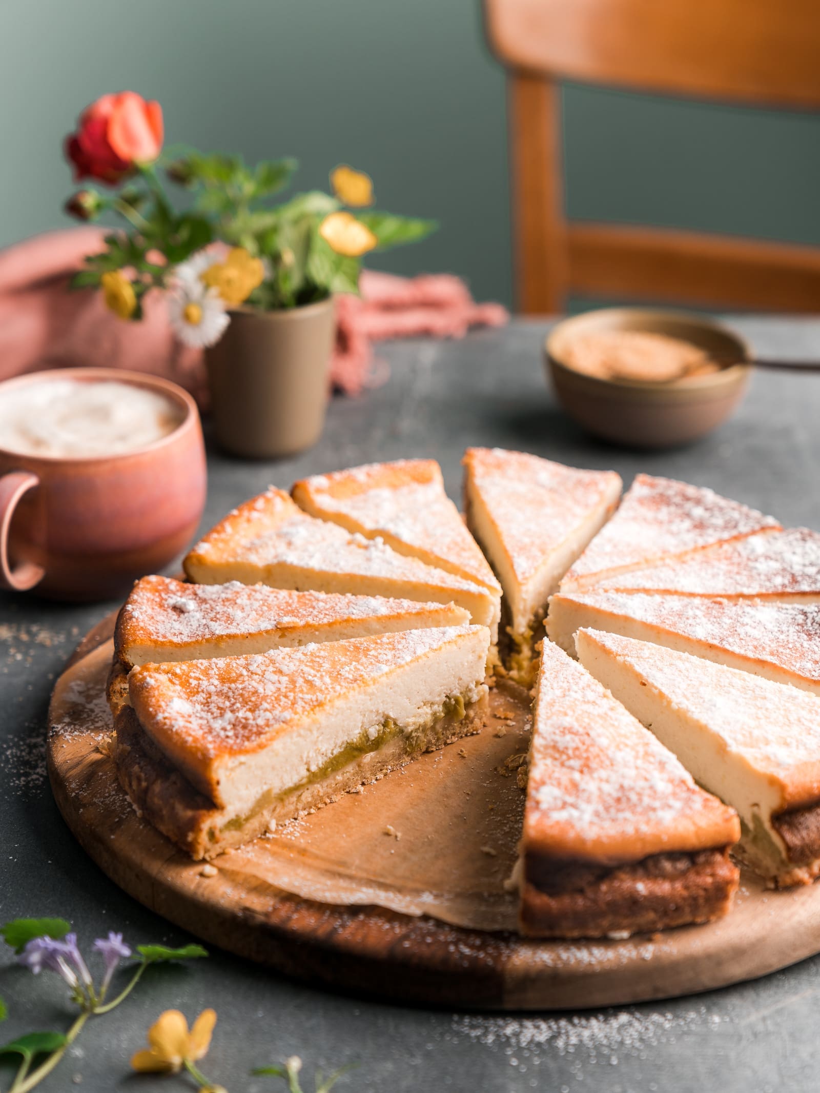 Rhabarber Käsekuchen, karamellisiert und cremig 1 Käsekuchen mit karamelisiertem Rhabarber. Angeschnitten und 1 Stück herausgenommen.