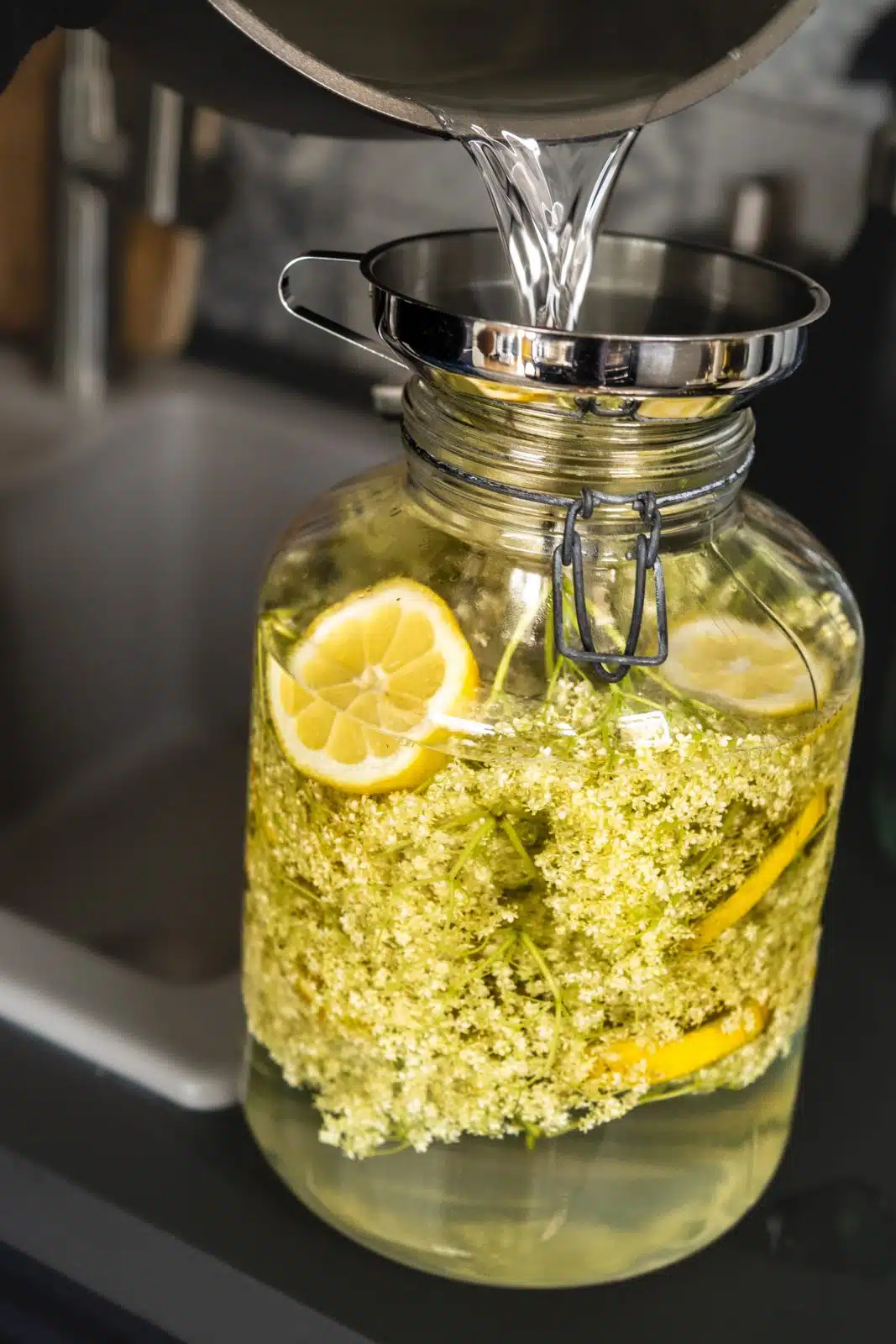 Holunderblütensirup selber machen. Glas beim Verschließen.