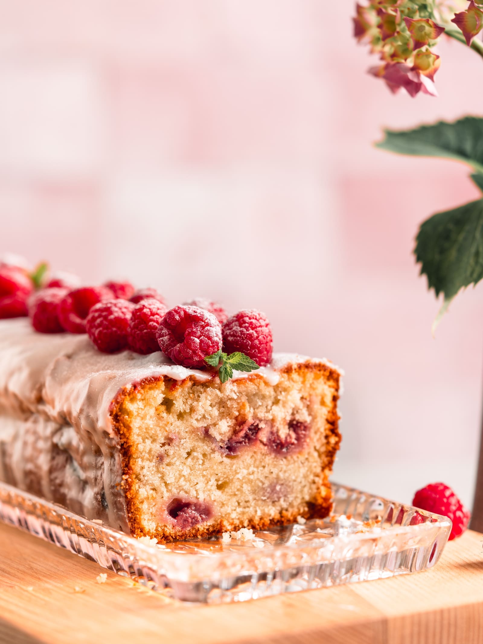 Angeschnittener Joghurt-Himbeerkuchen aus der Kastenform mit Joghurtglasur