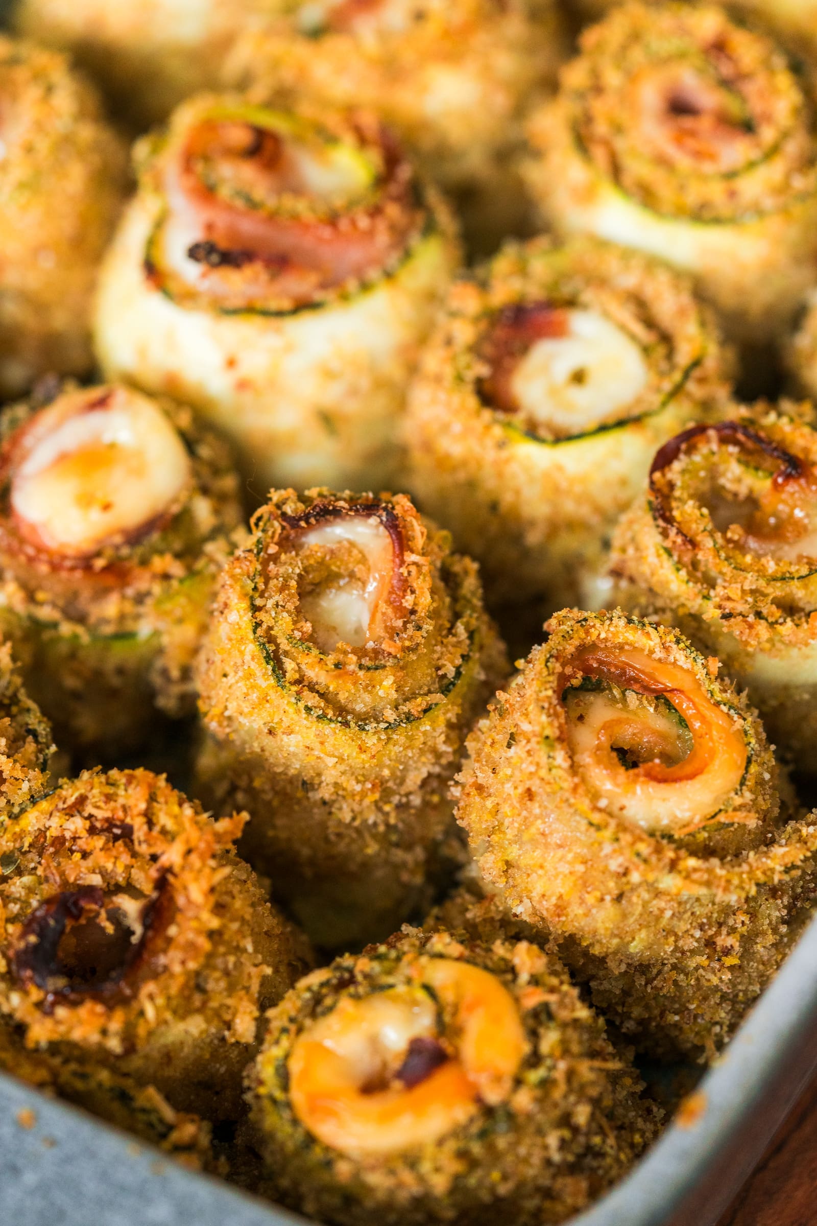 Zucchiniröllchen mit Schinken & Käse. Als Partysnack oder mit Tomatensauce eine leckere Vorspeise.