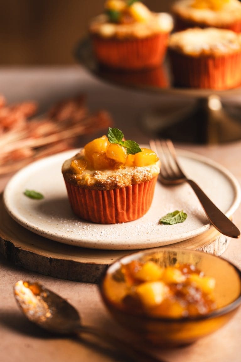 Rezept für schnelle und saftig leckere Apfel-Käsekuchen Muffins. Apfel und eine Frischkäsefüllung im Muffin ist doch einfach das Beste, oder?!