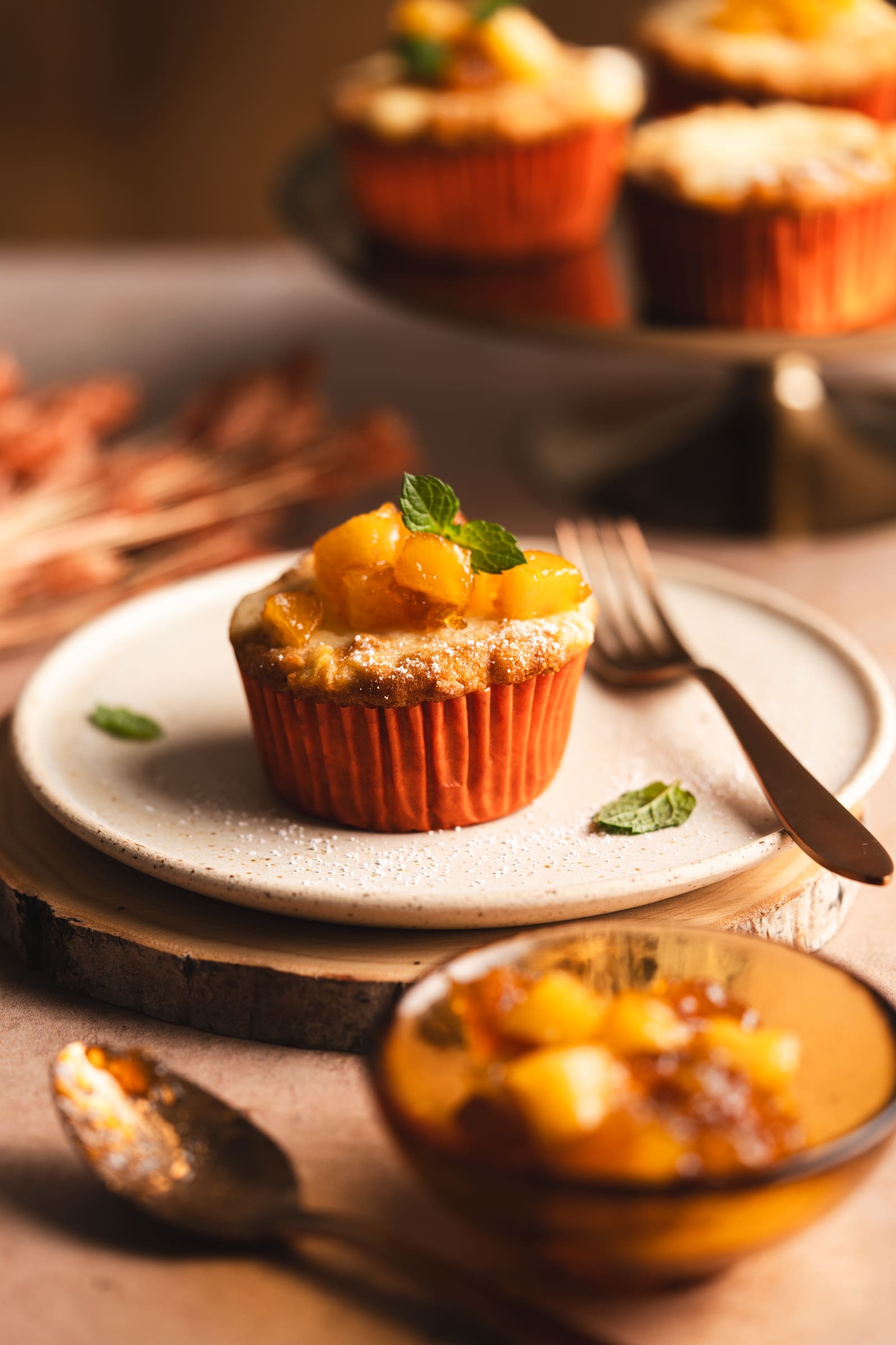 Rezept für schnelle und saftig leckere Apfel-Käsekuchen Muffins. Apfel und eine Frischkäsefüllung im Muffin ist doch einfach das Beste, oder?!
