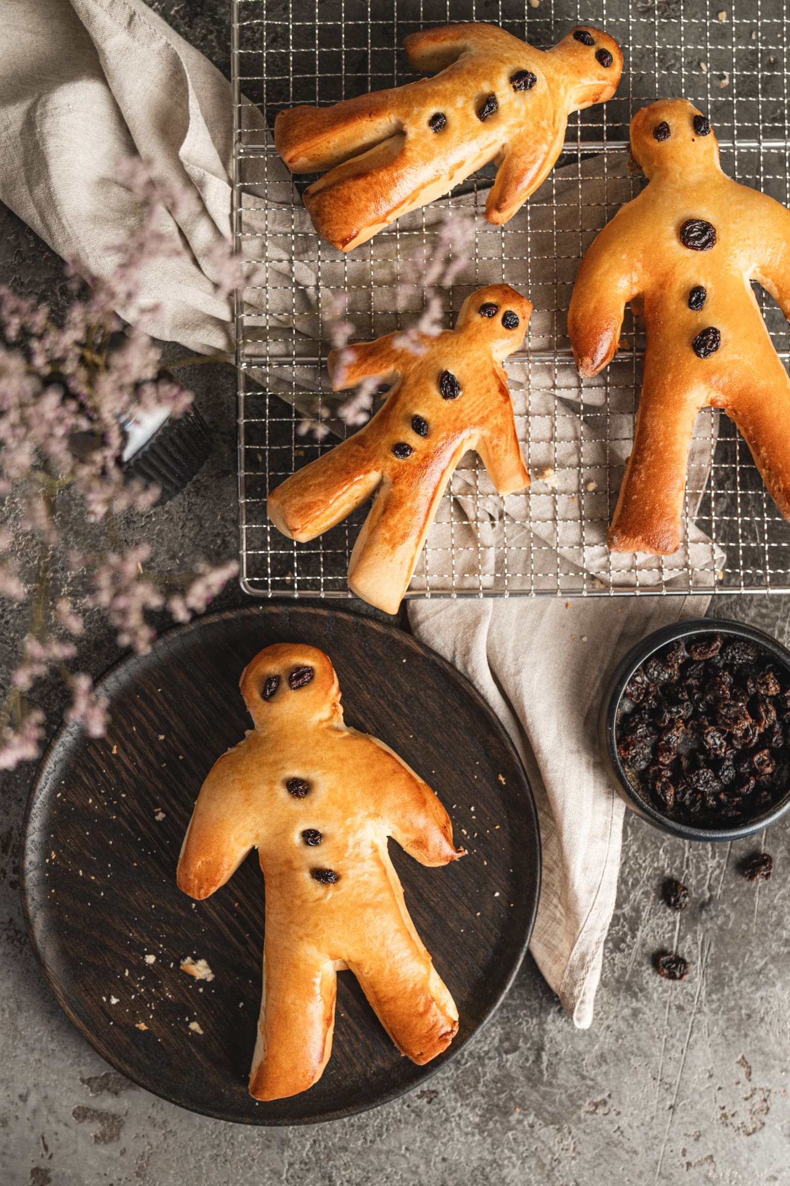 Rezept für unsere Weckmänner. Kann mit Groß und Klein vorbereitet und gebacken werden. Also ein Rezept für die ganze Familie.