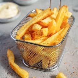 Der ultimative Pommes-Test aus der Heißluftfritteuse 12 Gross DSC00578 | Wir haben den ultimativen Pommes-Test gemacht. Wir wollten unbedingt wissen, welche Pommes am allerbesten schmecken und was man dabei beachten muss, sie perfekt auf den Teller zu bekommen. Die Konstante bei unserem Test ist aber, dass wir jede Sorte in der Heißluftfritteuse zubereitet haben. Die ist bei uns ohnehin kaum noch wegzudenken. Und damit auch ihr eure leckersten Pommes backen könnt, schaut euch unbedingt unser Video an und im Rezept findet ihr auch alles Notwendige.