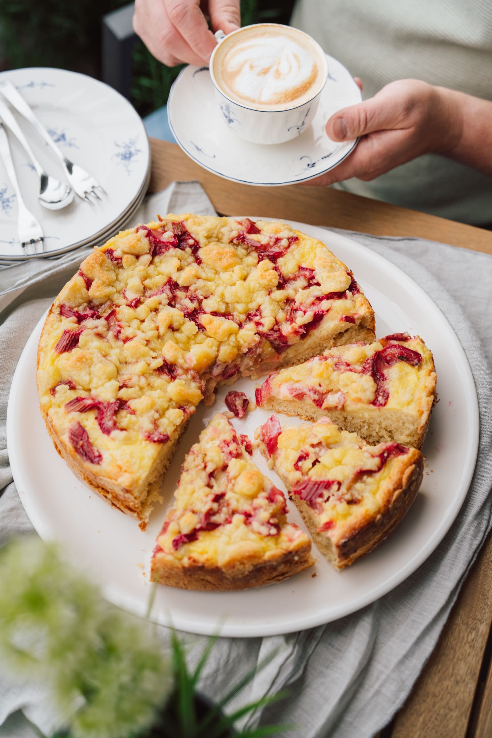 Barbaras Rhabarberkuchen mit Hefeteig, Pudding und Streusel