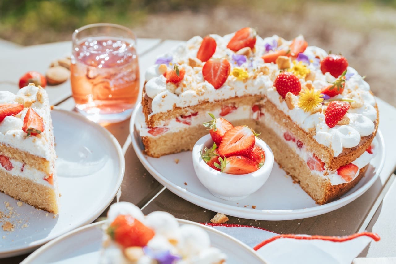 Gross Erdbeerkuchen mit Rumsahne 13 | Ihr habt uns ja vielleicht ein wenig auf unserer tollen Reise nach Fanø verfolgt, die wir gemeinsam mit Maja von moyeskitchen und Simone von S-Küche gemacht haben. Wie jedes Mal, wenn wir dort für den Toursimusverband "Visit Denmark" in den verschiedenen Regionen des Landes unterwegs sein dürfen, haben wir auch wieder am letzten Tag gemeinsam in usnerem wunderschönen Ferienhaus in der Küche gewerkelt. Dabei verwenden wir immer auch Produkte, die wir von den heimischen Produzenten, Landwirten etc. mitgenommen haben. Auf Fanø ist die Vegetation eher ein wenig rauher und somit gibt es keine Landwirte, die Gemüse und Obst anbauen. Aber dennoch gab es viel zu entdecken. Dazu werden wir euch in den näcshten Wochen noch in einem schönen Reisebericht erzählen. Heute geht es erst einmal um unsere Erdbeertorte mit Rumcreme, die wir am Kochtag gebacken haben.
