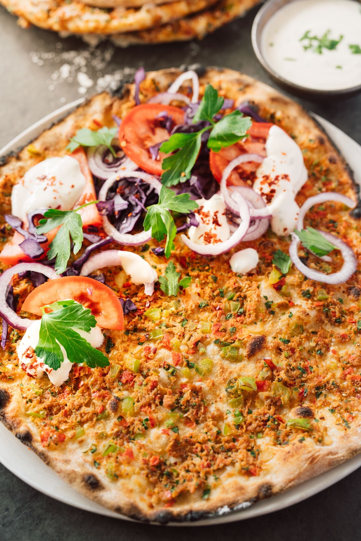 Türkische Eier mit scharfer Dattelbutter. Cremig, süß und richtig scharf 8 Rezept für Lahmacun. Gelernt vom Pide- und Lahmacun-Meister. Hier haben wir nun unser eigenes Rezept für euch. Ganz easy vorbereitet und im Pizzaofen gebacken.