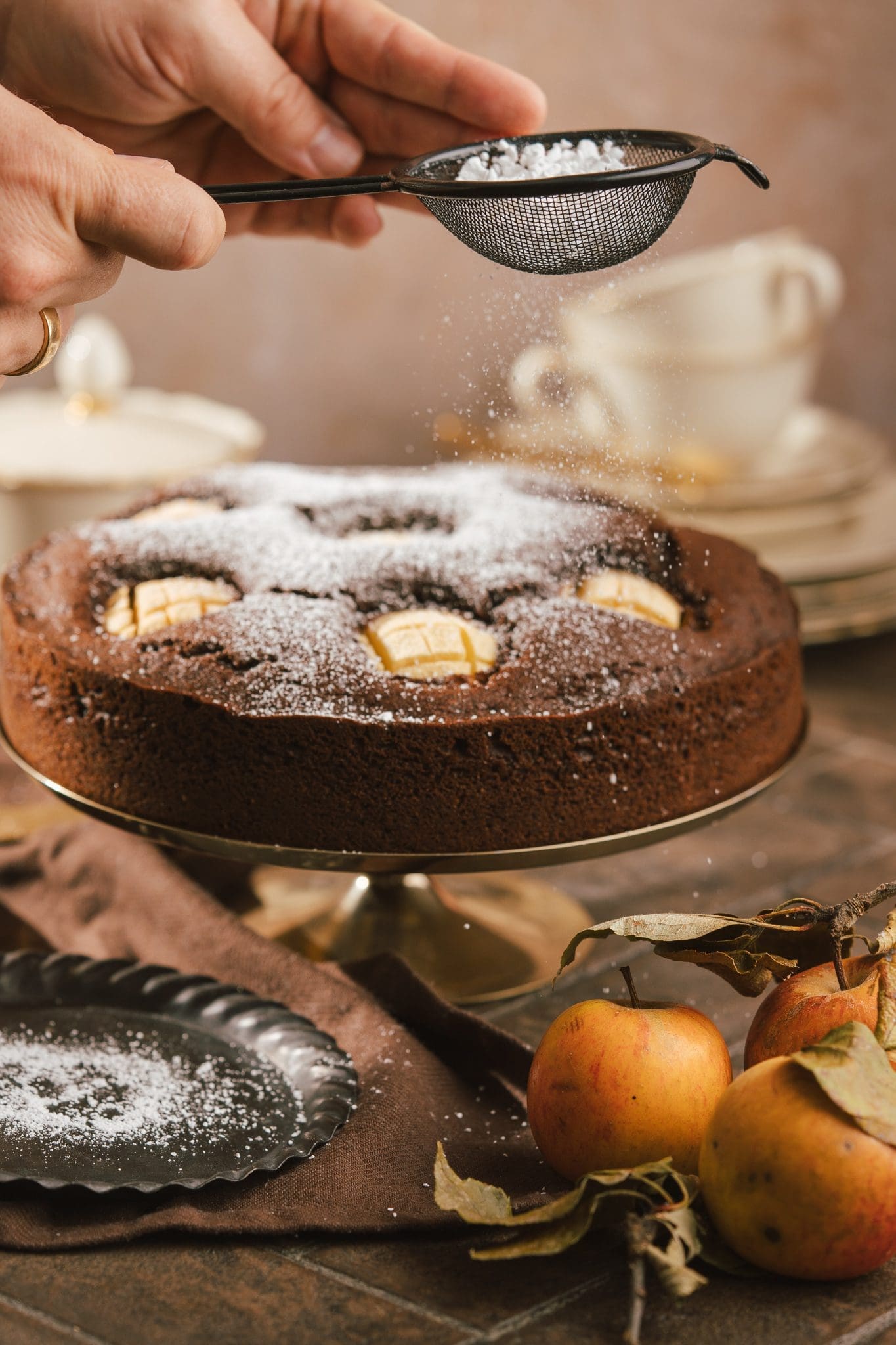 Rezept für versenkter Winter-Apfelkuchen. Ein alter Klassiker für den Herbst und Winter passend, ganz neu interpretiert. Danke Oma Lore.