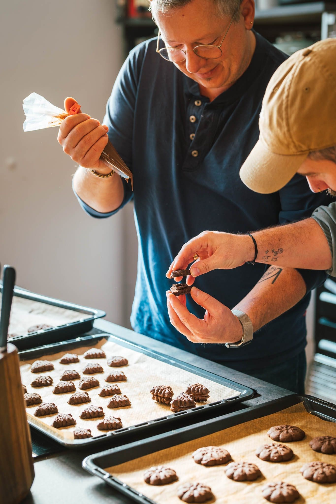 Nutella Plaetzchen 4 | Dieses Rezept gehört bei uns seit Jahren fest in die Weihnachtsbäckerei. Die mürben Schoko-Nutella-Stangen sind nicht nur himmlisch lecker, sondern auch ein echter Hingucker auf dem Plätzchenteller! Vor allem Torsten kann gar nicht genug davon bekommen und vor allem meine Mutter backt immer extra viele für ihn. Mit ihrem zarten Schoko-Teig und der cremigen Nutella-Füllung gehören sie für uns zu den absoluten Favoriten in der Weihnachtszeit. Das Beste: Ihr braucht für die Zubereitung keinen Fleischwolf, wie beim klassischen Spritzgebäck. Stattdessen reicht ein Spritzbeutel mit Tülle – praktisch und einfach!