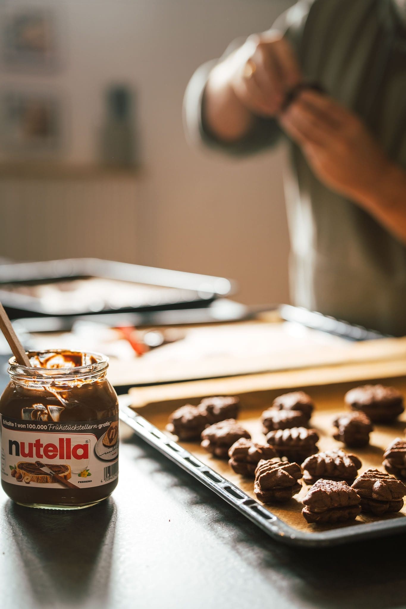 Nutella Plaetzchen 8 | Dieses Rezept gehört bei uns seit Jahren fest in die Weihnachtsbäckerei. Die mürben Schoko-Nutella-Stangen sind nicht nur himmlisch lecker, sondern auch ein echter Hingucker auf dem Plätzchenteller! Vor allem Torsten kann gar nicht genug davon bekommen und vor allem meine Mutter backt immer extra viele für ihn. Mit ihrem zarten Schoko-Teig und der cremigen Nutella-Füllung gehören sie für uns zu den absoluten Favoriten in der Weihnachtszeit. Das Beste: Ihr braucht für die Zubereitung keinen Fleischwolf, wie beim klassischen Spritzgebäck. Stattdessen reicht ein Spritzbeutel mit Tülle – praktisch und einfach!
